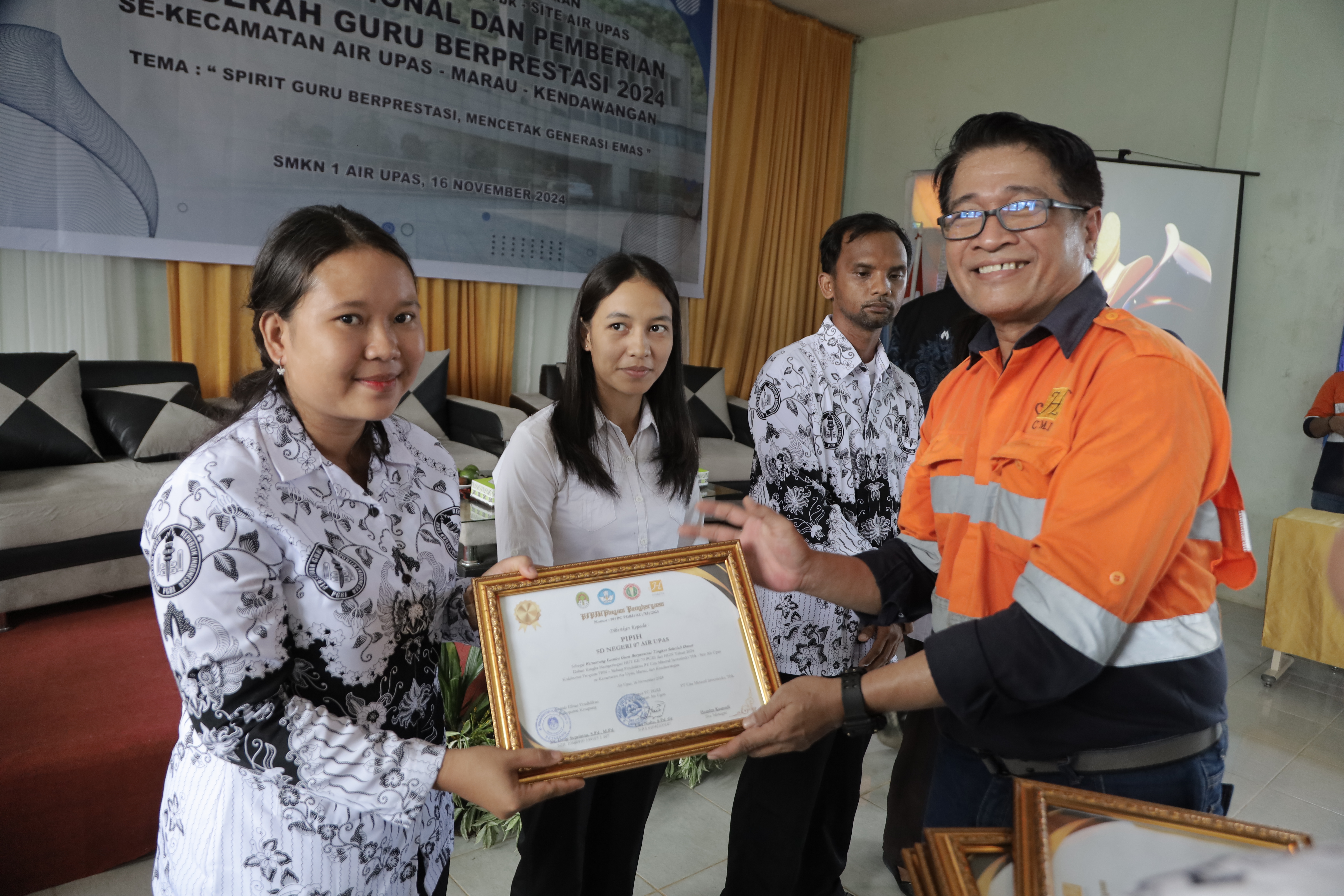 Peringatan Hari Guru Nasional 2024, CMI Berikan Sederet Apresiasi Pengabdian Guru Honorer dan Kontrak Daerah serta Murid Berprestasi