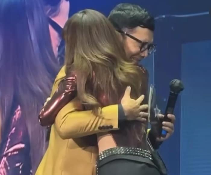 Indra Herlambang Menangis dan Nggak Mau Mandi Setelah Dipeluk Lisa BLACKPINK