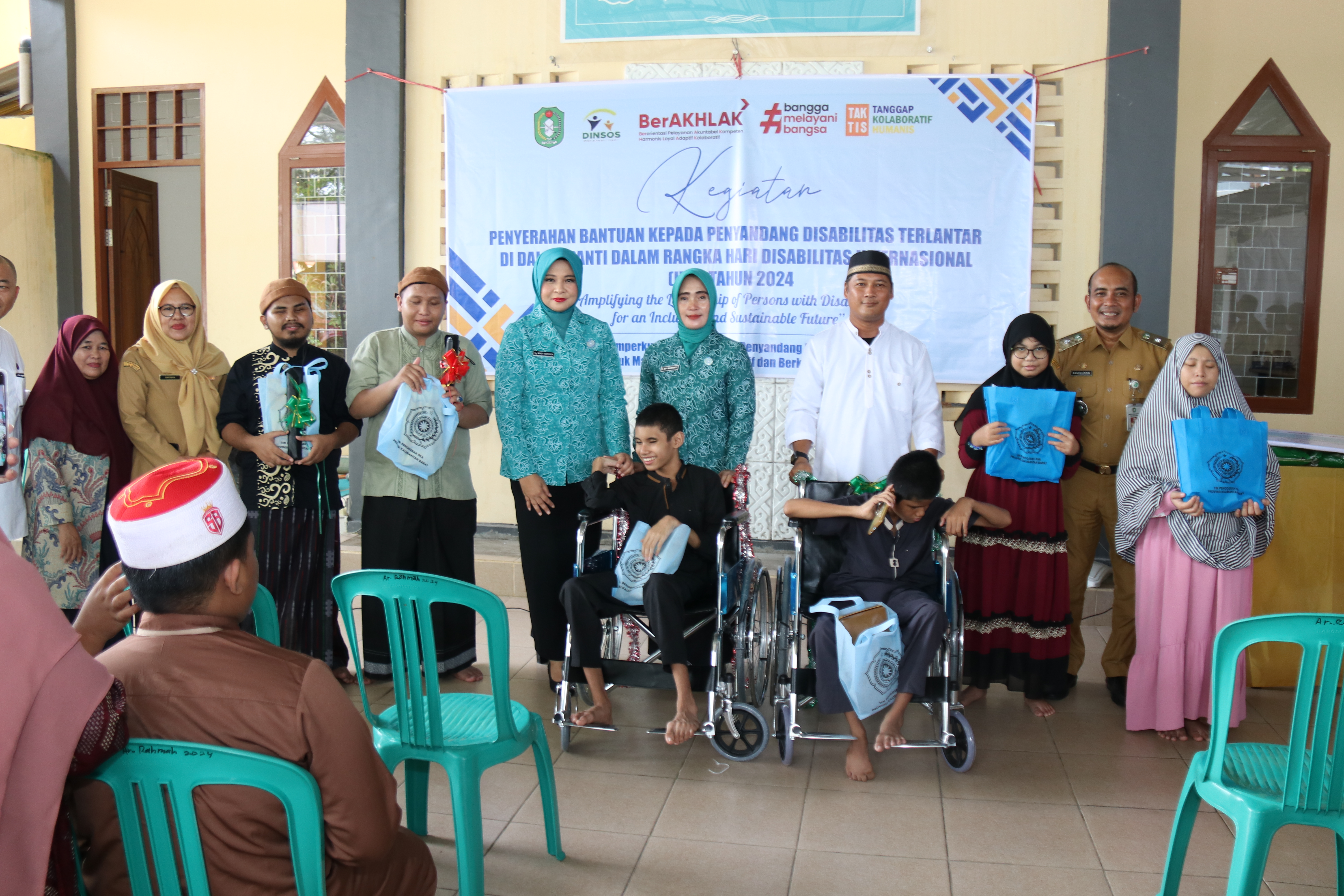 Peringati HDI 2024, Windy Prihastari Serahkan Bantuan ke LKS Penyandang Disabilitas di Pontianak