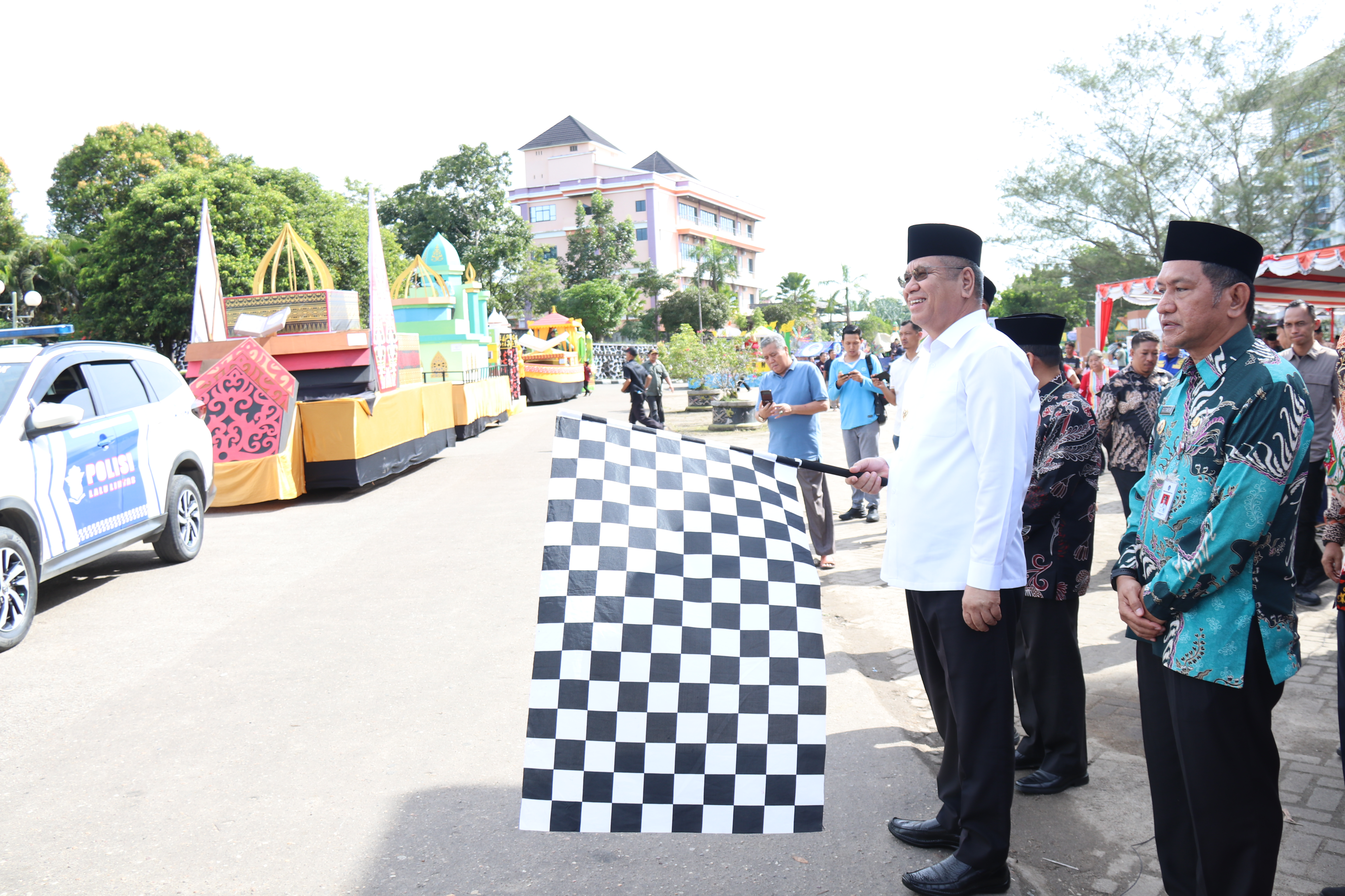 Lepas Pawai Ta’aruf MTQ XXXII di Landak, Harisson: Keberagaman Dalam Menjunjung Nilai Al-Qur’an