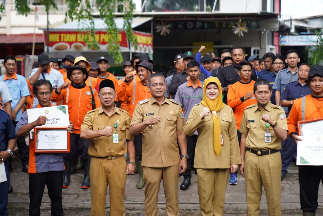 50 Pekerja PPSU DLH Berprestasi Terima Penghargaan dan Uang Tunai dari Pemkot Pontianak