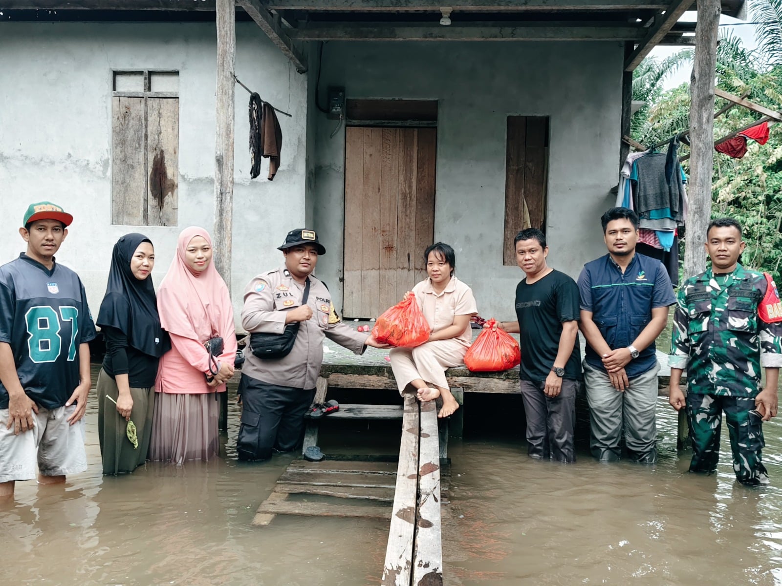 Kapolsek Nanga Tayap Salurkan Bantuan Sembako ke Warga Korban Banjir