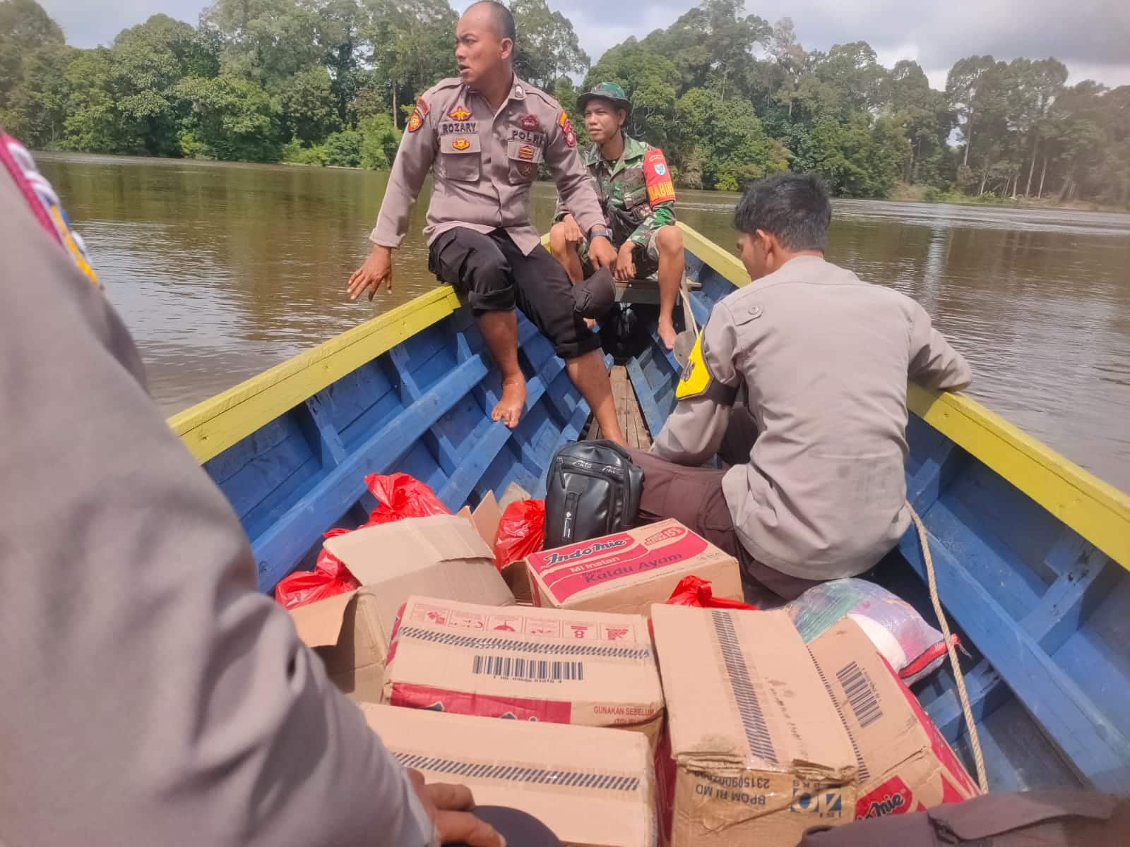 Polsek Bika Salurkan Bantuan Sosial untuk Warga Terdampak Banjir di Kecamatan Bika
