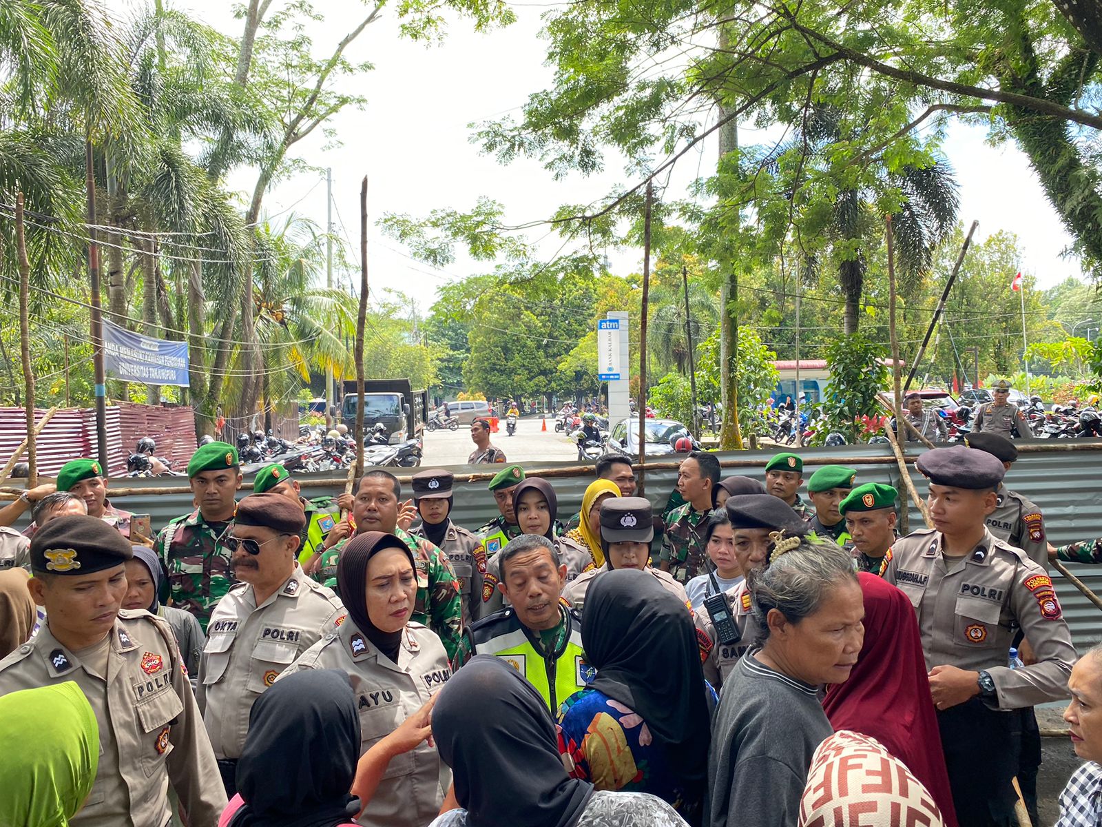 Kawasan Audit Untan Mulai Ditertibkan, PKL Tolak Dipindahkan ke Jalan Daya Nasional