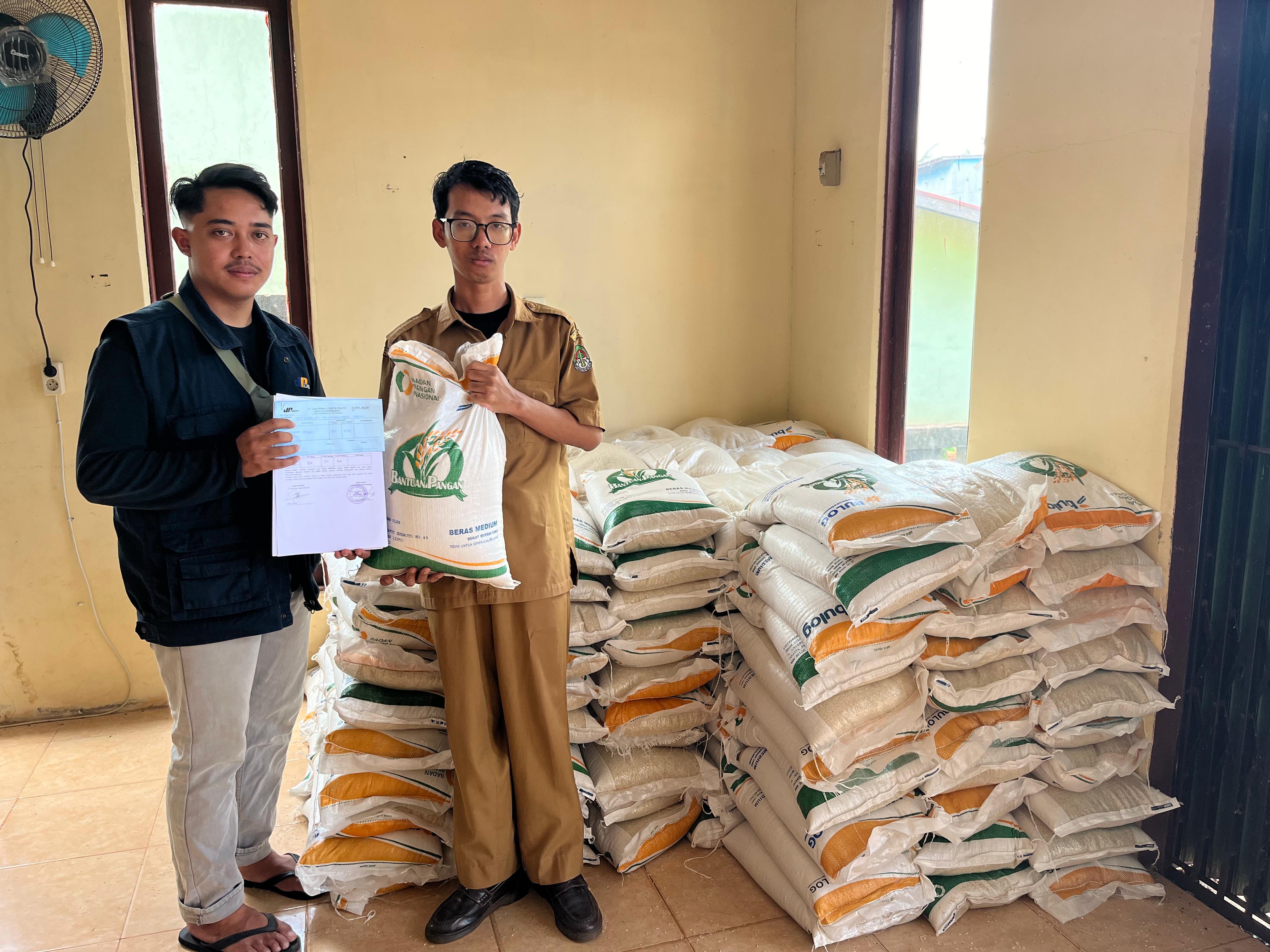 Bulog Cabang Ketapang Salurkan 23,6 Ton Beras Bantuan Pangan Untuk 2 Kabupaten