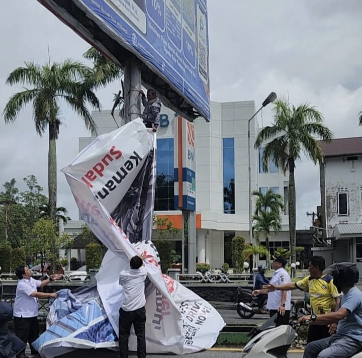 Abai Bayar Pajak, Bapenda Pontianak Copot Reklame Grab, Mitsubishi dan MR DIY