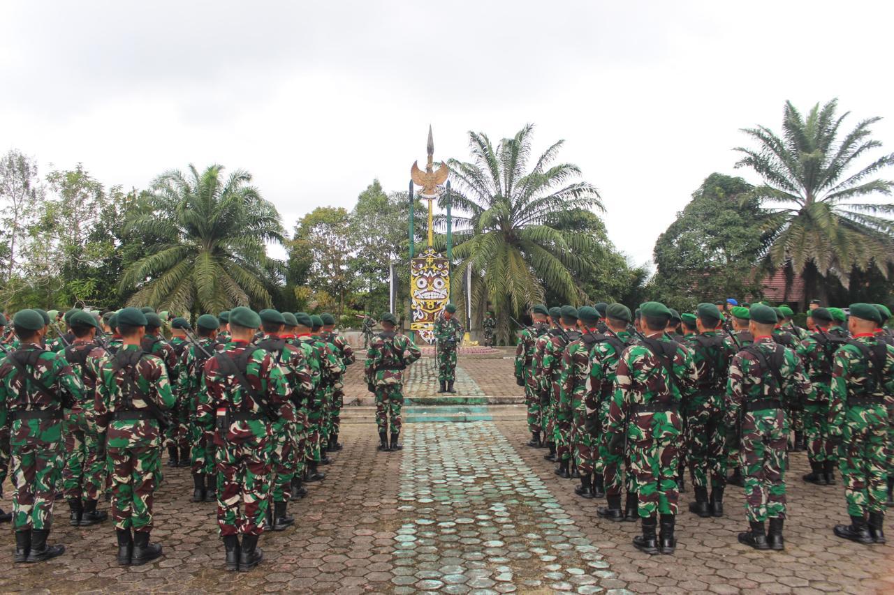 Peringati Hari Juang Kartika TNI AD, Kodim Putussibau Gelar Upacara dan Ziarah TMP Manalo Marajuang