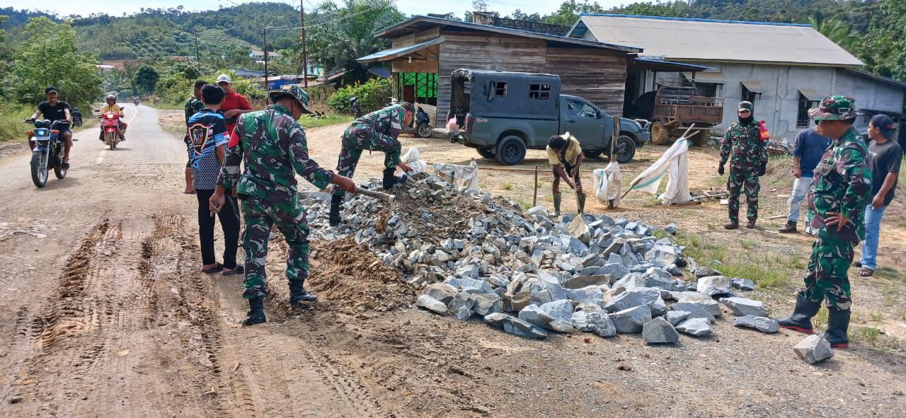Cegah Laka Lantas, Koramil Silat Hilir Karya Bakti Timbun Jalan Desa Miau Merah