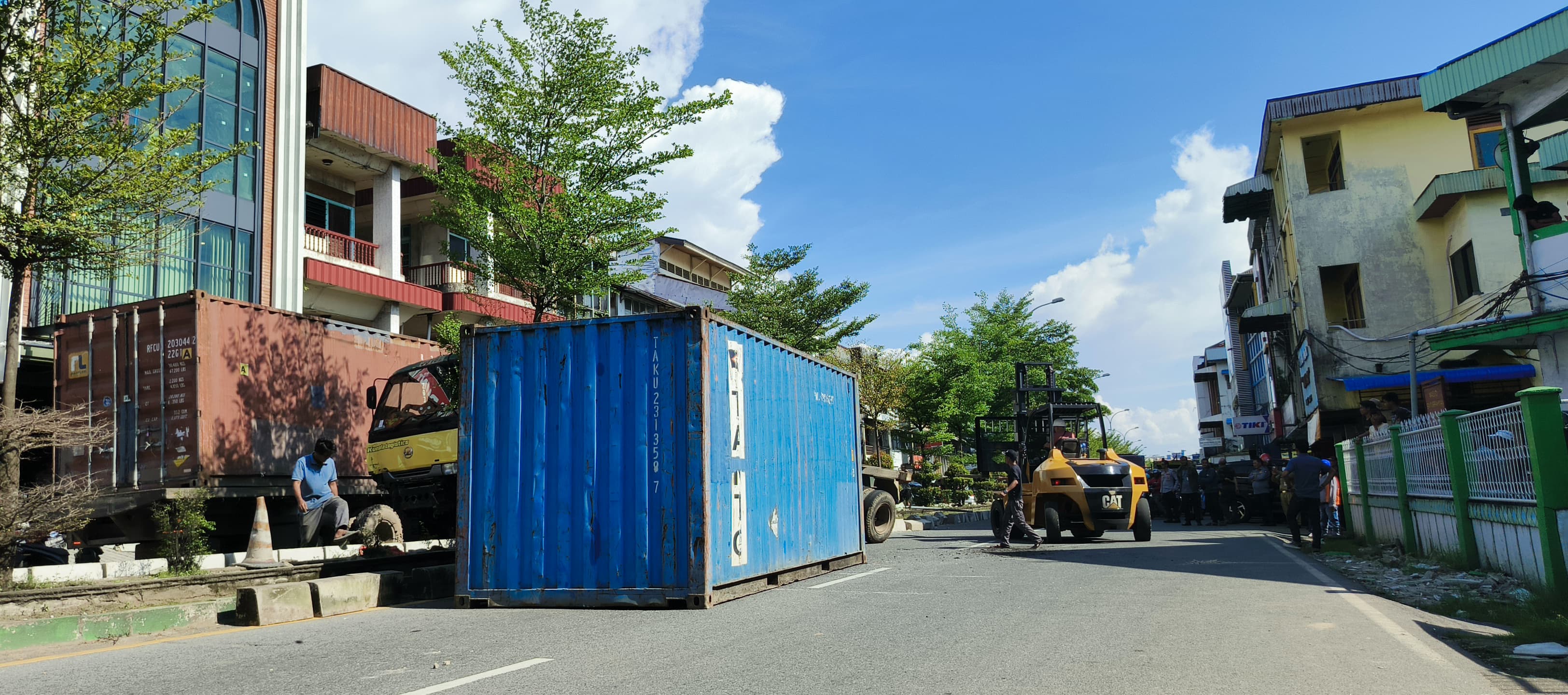 Diduga Mengantuk, Truk Kontainer Hantam Pembatas Jalan di Pontianak