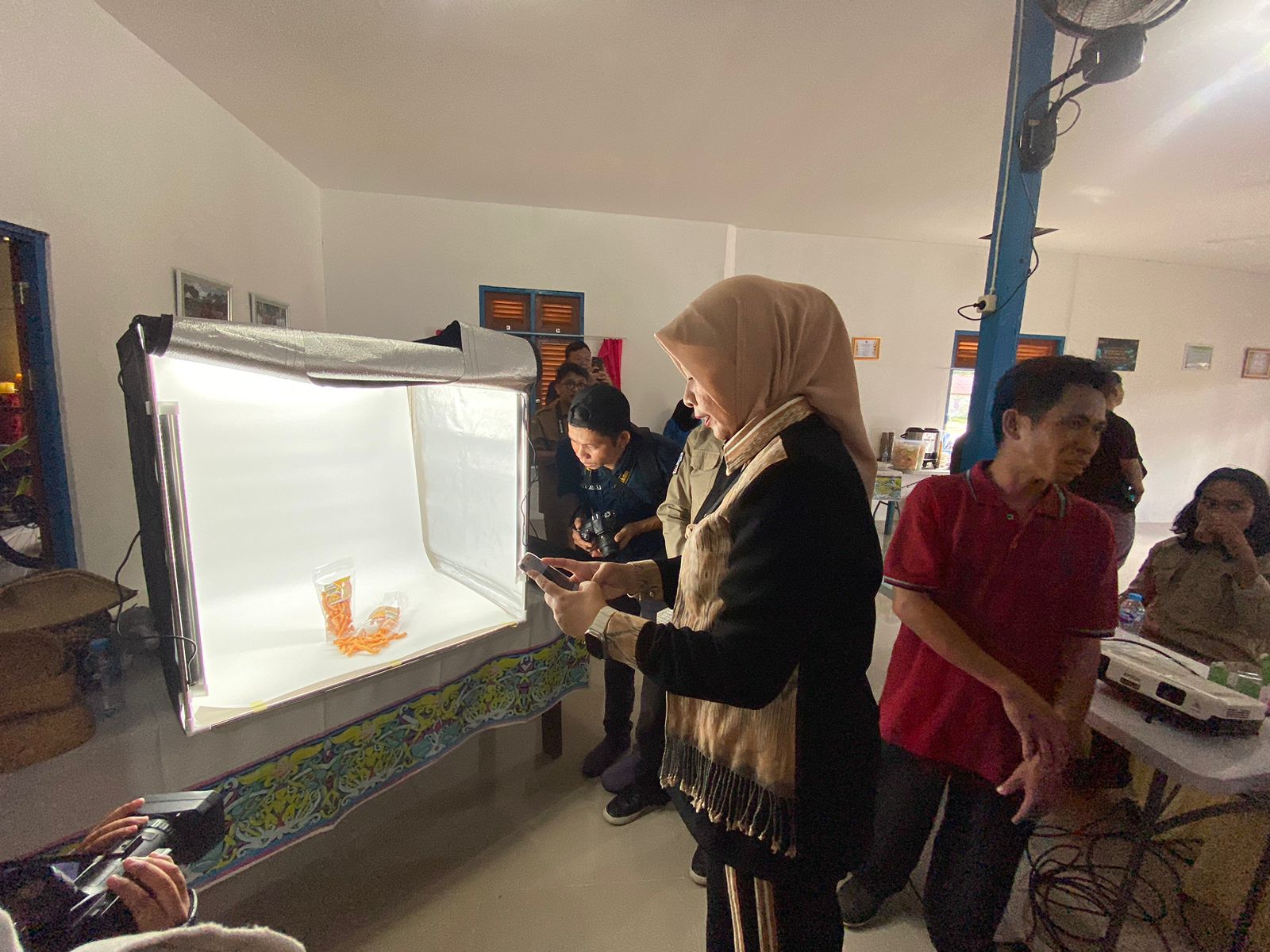 Disporapar Gelar Workshop Foto dan Video Produk Kerajinan di Perbatasan Jagoi Babang
