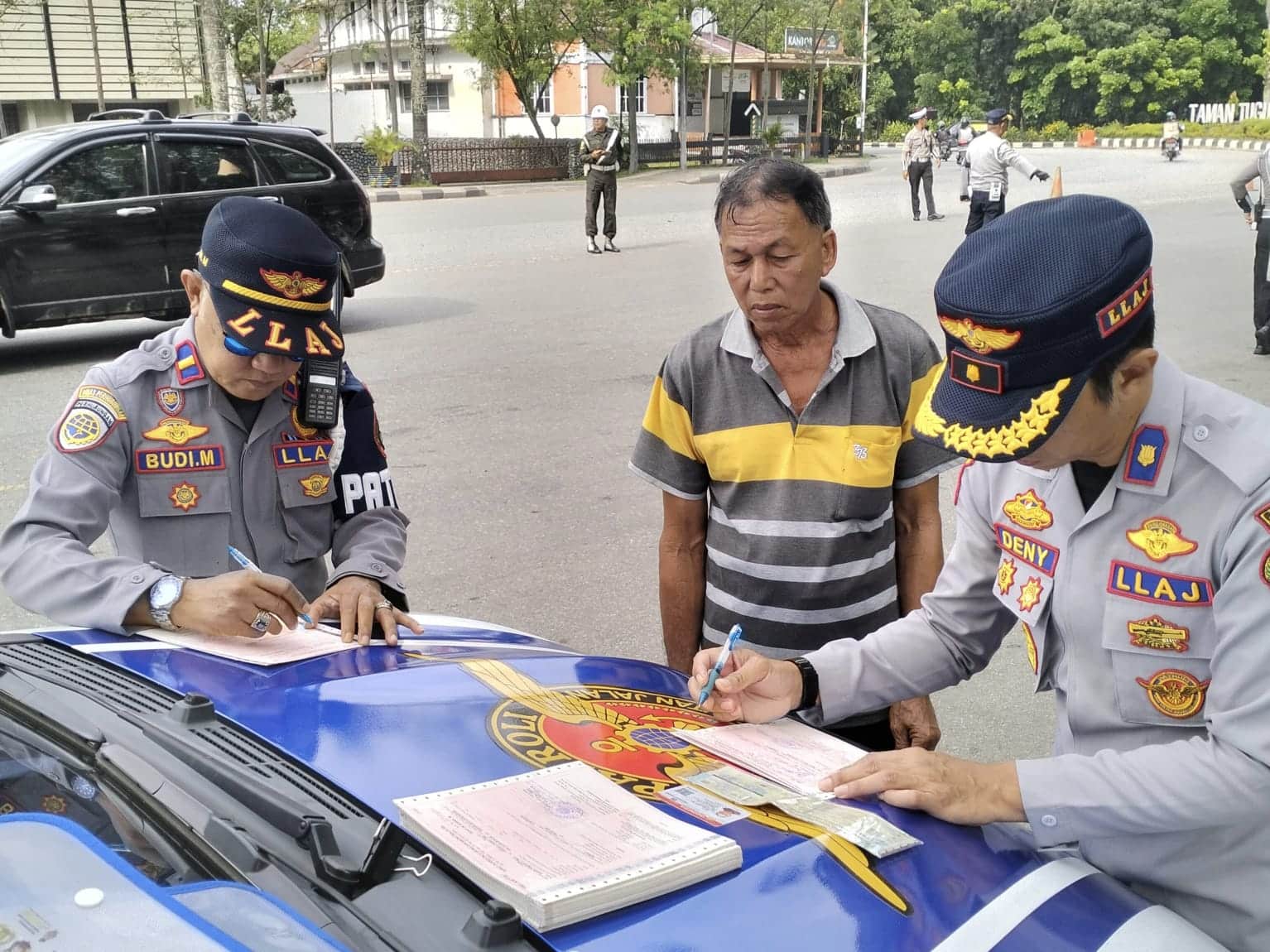 Dishub Pontianak dan Tim Tilang 20 Unit Kendaraan Angkutan yang Langgar Aturan Keselamatan