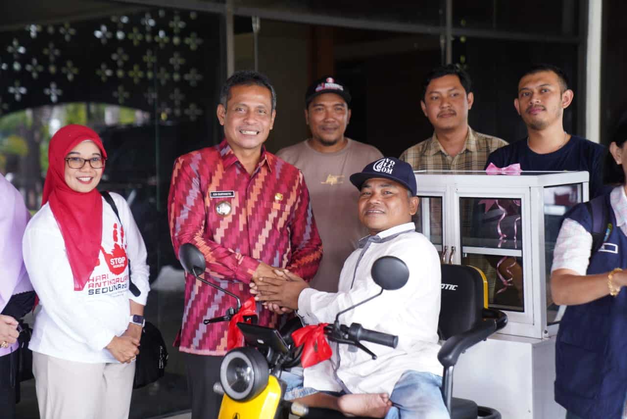 Edi Suryanto Serahkan Sepeda Listrik ke Pencukur Rambut Disabilitas