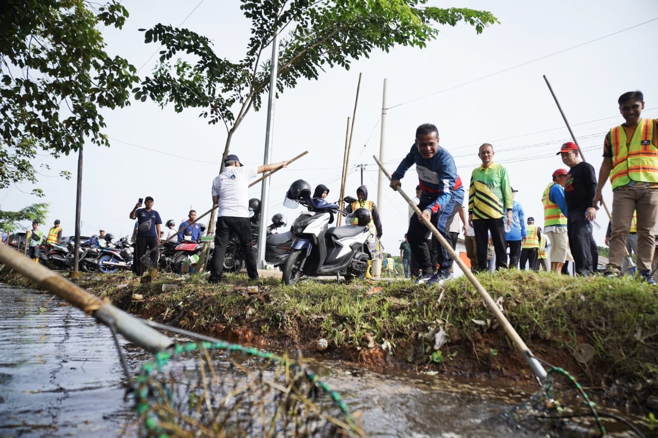 Pj Wako Pontianak Gotong Royong Bersihkan Parit di Jalan Pemda
