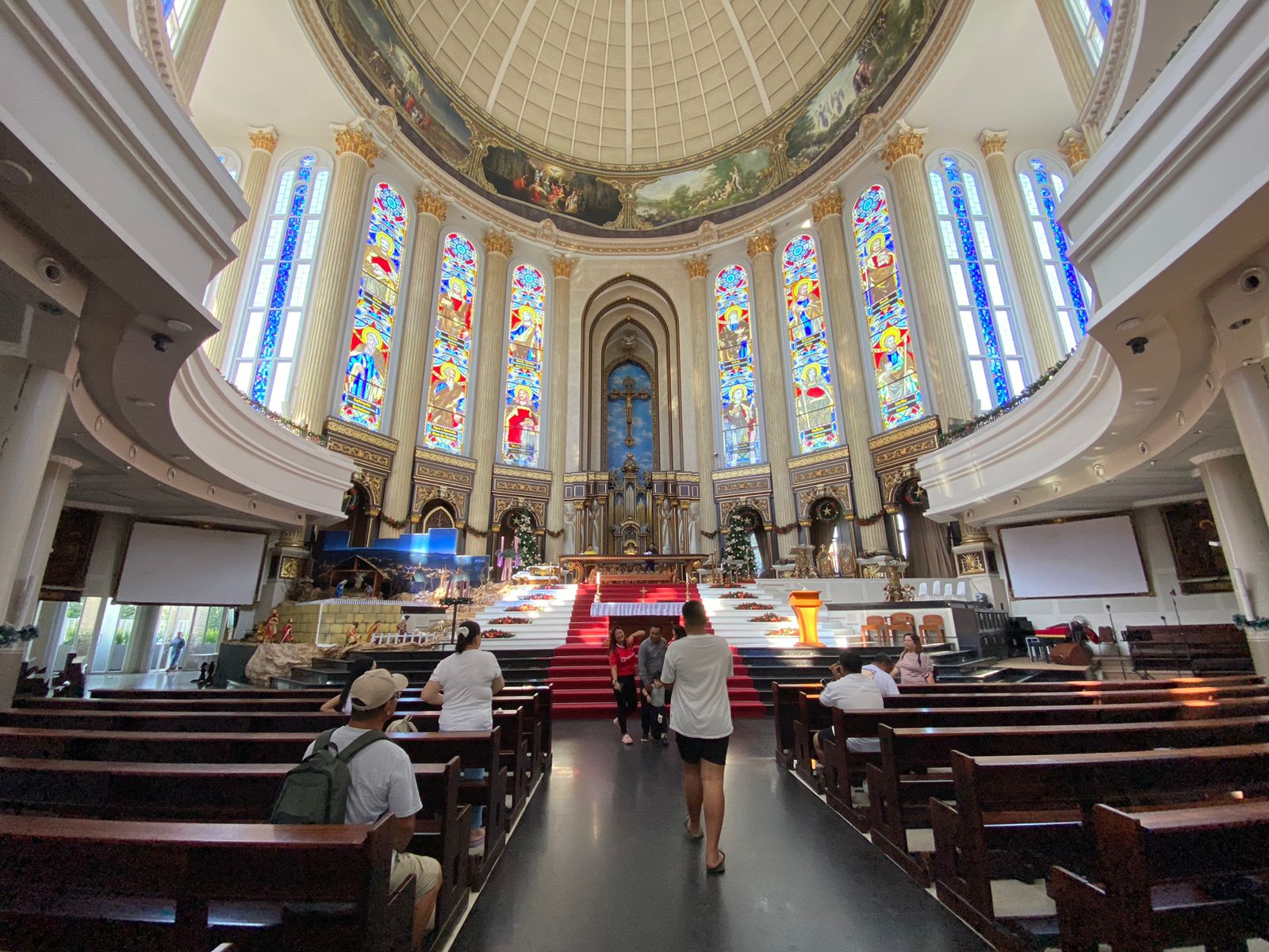 Umat Muslim Turut Bantu Persiapan Natal di Gereja Katedral Santo Yosef Pontianak