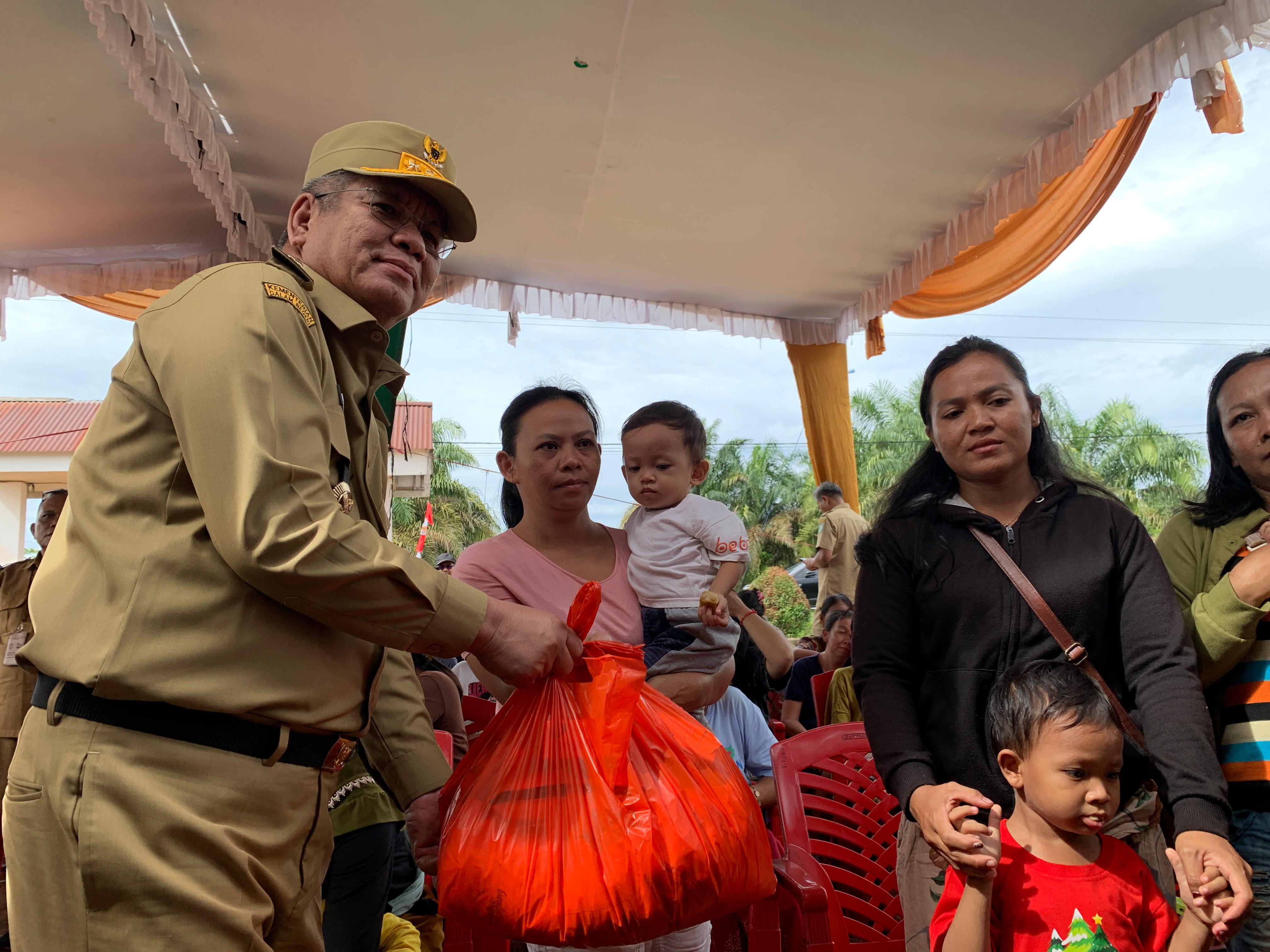 Pemprov Kalbar Serahkan Bantuan Pangan Pasca Banjir kepada Masyarakat di Kubu Raya