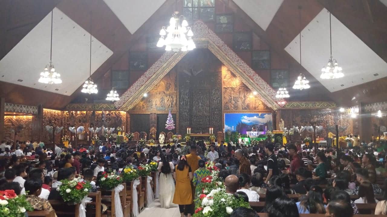 Ribuan Jemaat Khidmat Ikuti Ibadah Perayaan Natal di Gereja Katedral Santa Gemma Galgani Ketapang