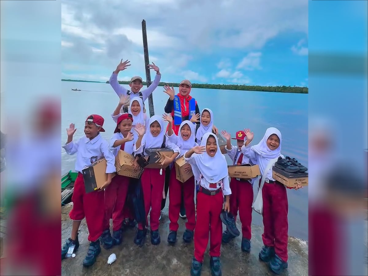 Berjuang Demi Pendidikan: Rita Hastarita Bawa Sepatu untuk Anak Pedalaman Kubu Raya