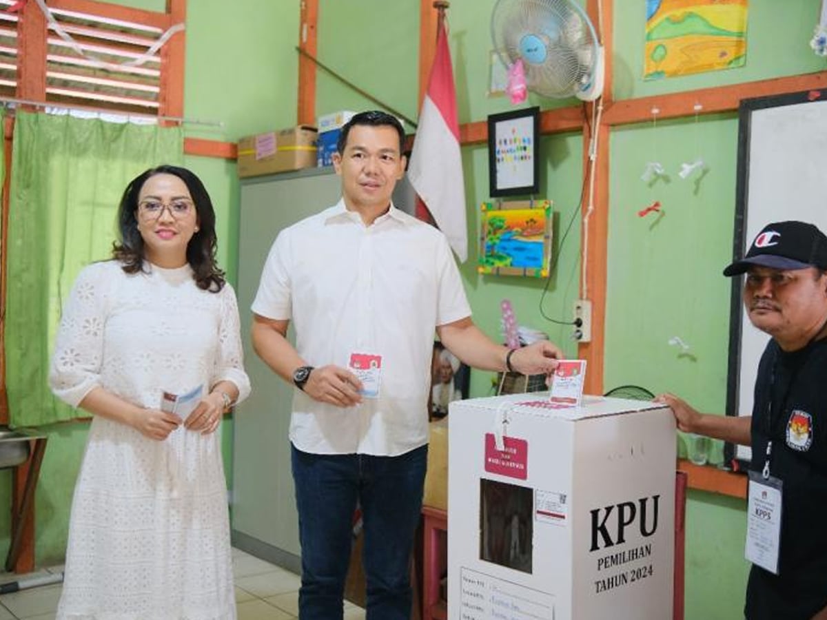 Bupati Fransiskus Diaan dan Istri Salurkan Hak Suara di Pilkada Kapuas Hulu 2024