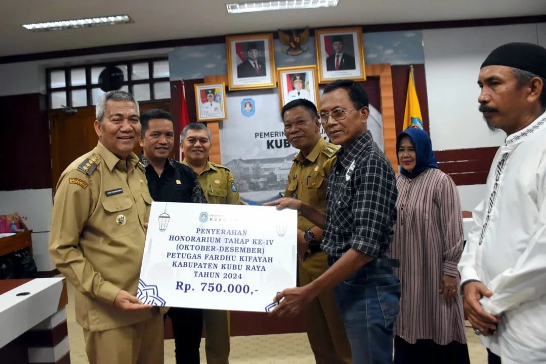 Pemkab Kubu Raya Serahkan Honorarium Petugas Fardhu Kifayah dan Guru Ngaji Tahap IV