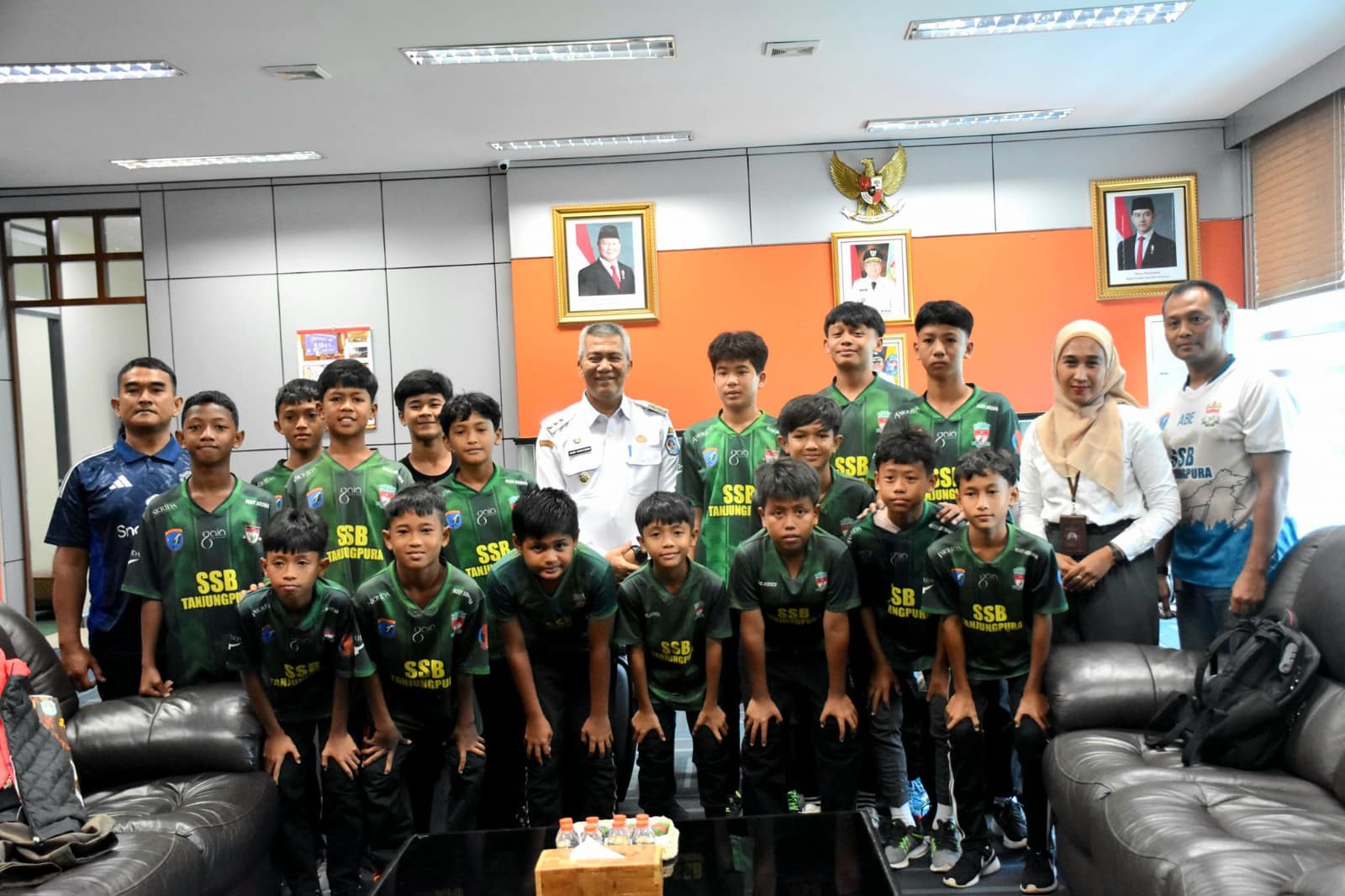 Pj Bupati Kamaruzaman Lepas SSB Tanjungpura Berlaga di Liga Anak Indonesia