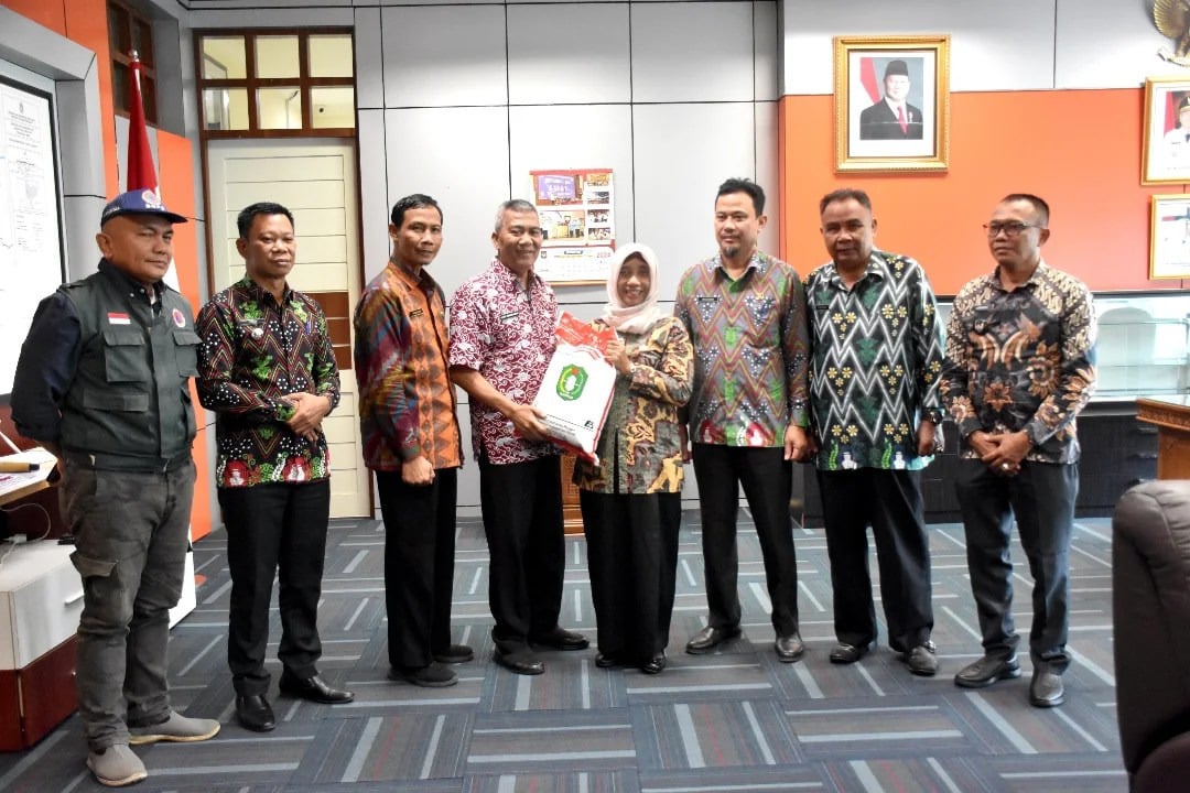Pj Bupati Kubu Raya Serahkan Bantuan kepada Warga Terdampak Banjir