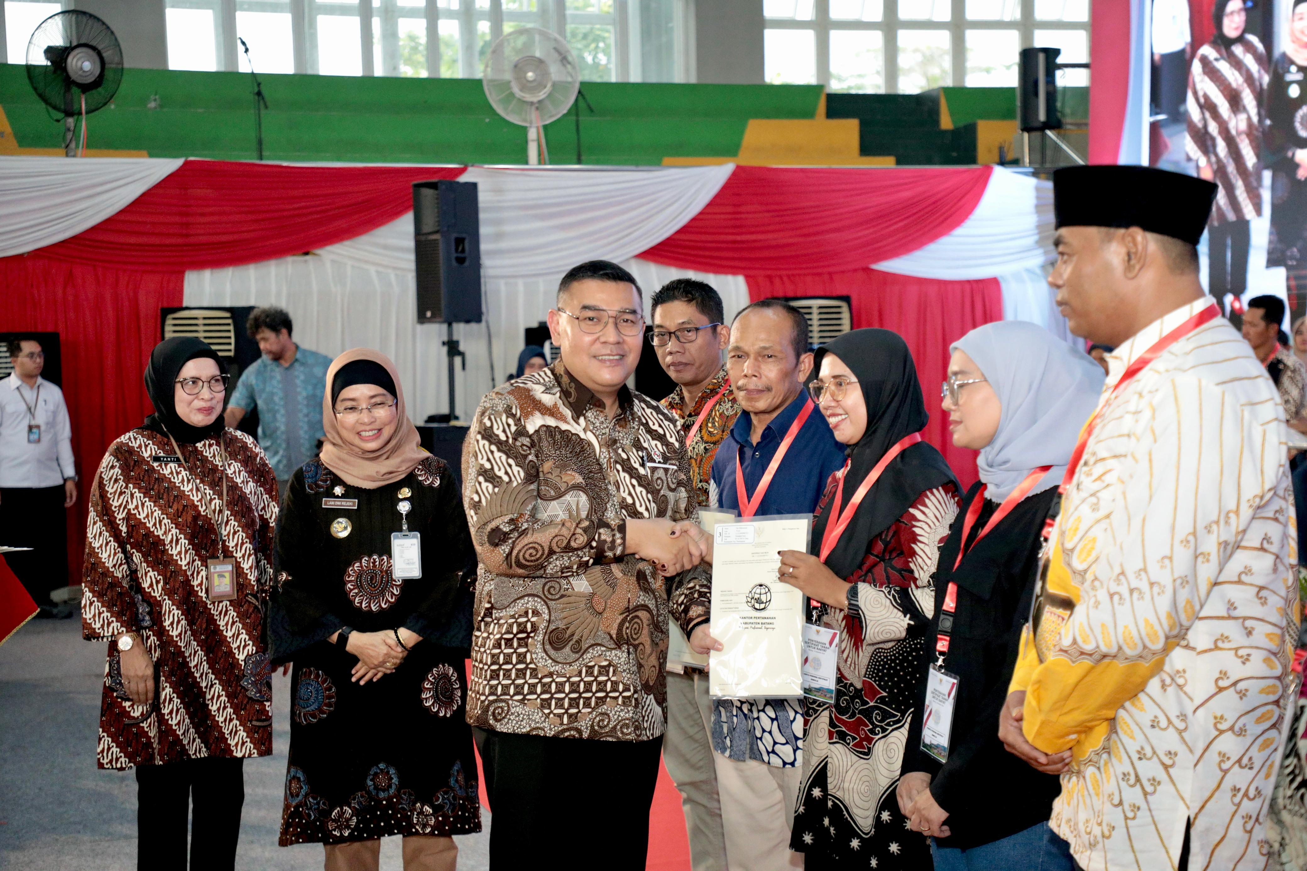 Serahkan 1.571 Sertifikat Elektronik di Kabupaten Batang, Wamen Ossy: Bentuk Komitmen Tingkatkan Layanan Pertanahan