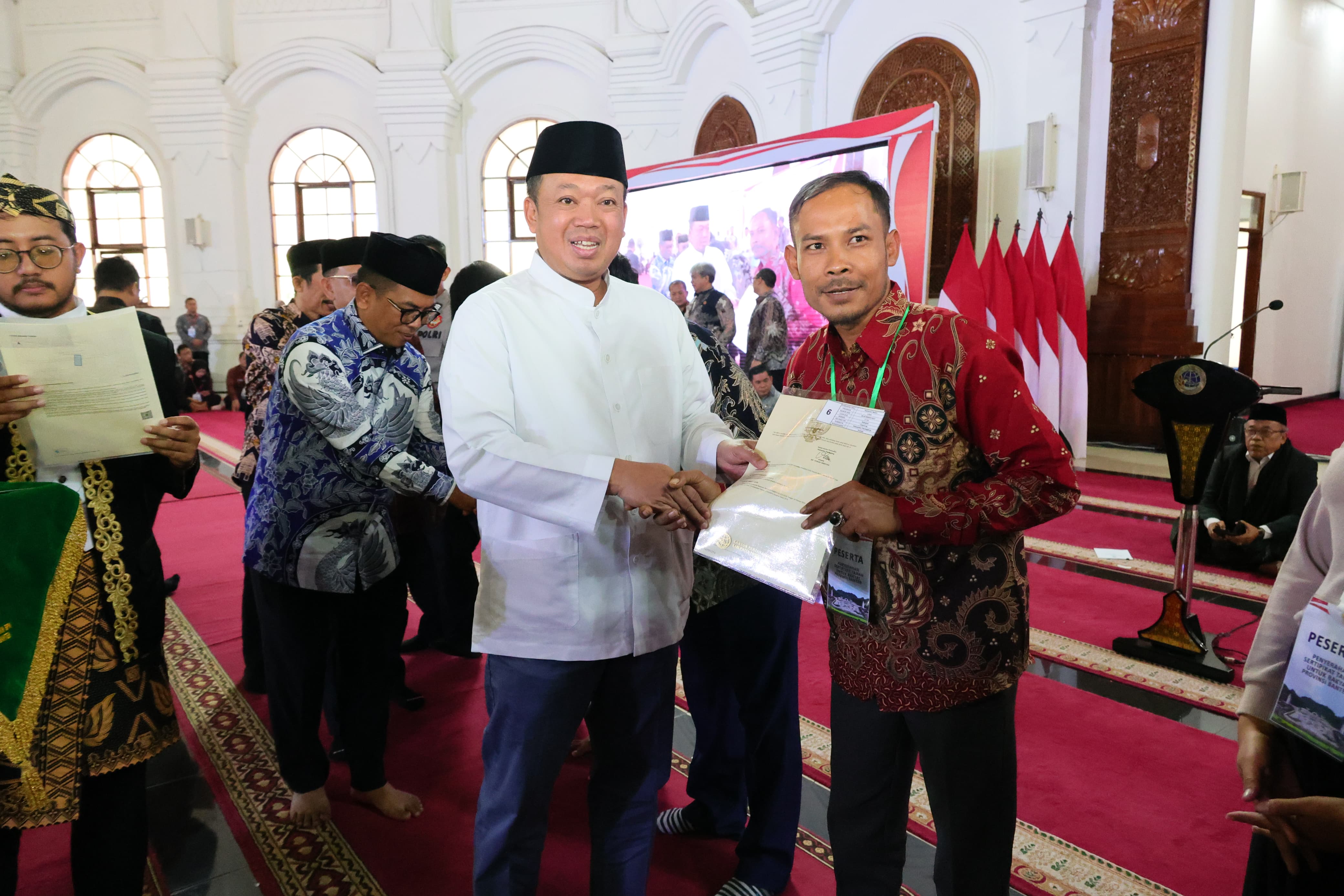 Serahkan 1.334 Sertifikat se-Banten, Menteri Nusron Komitmen Tingkatkan Sertifikasi Tanah Wakaf dan Rumah Ibadah