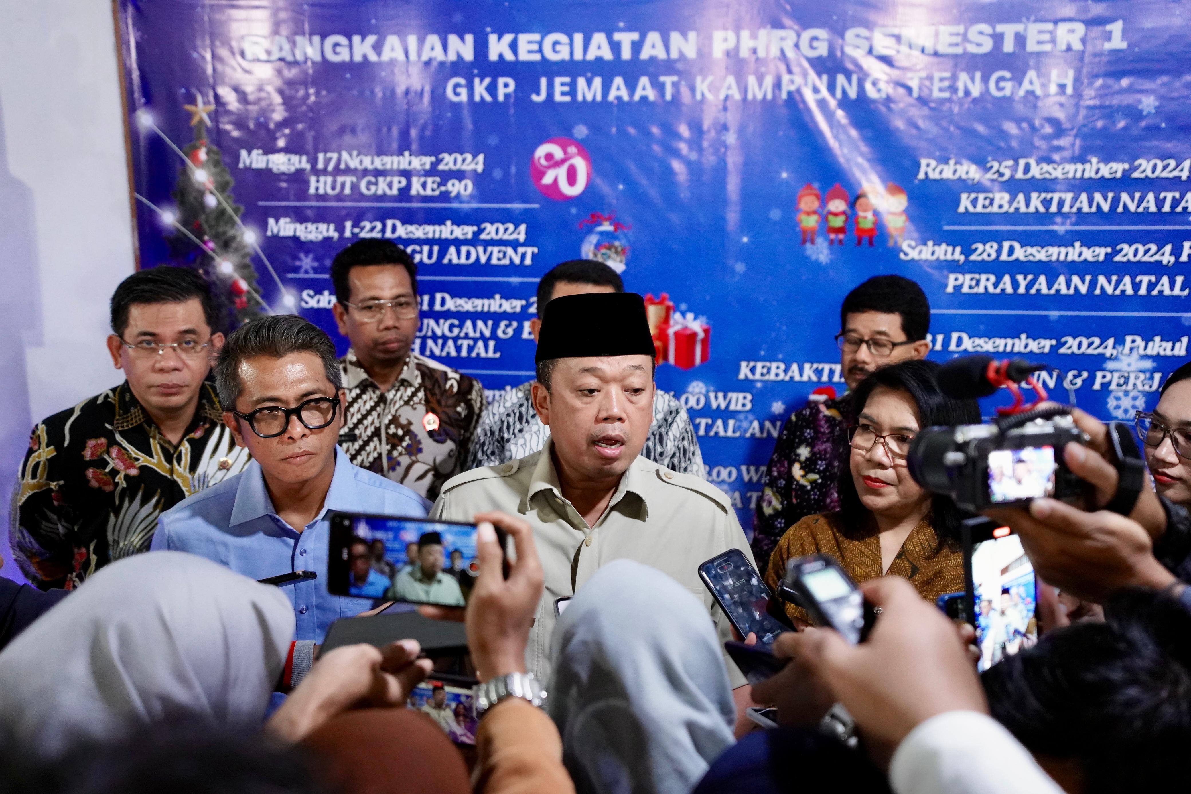 Jelang Perayaan Natal, Menteri Nusron Serahkan Sertifikat Gereja yang Berdiri Sejak 1968