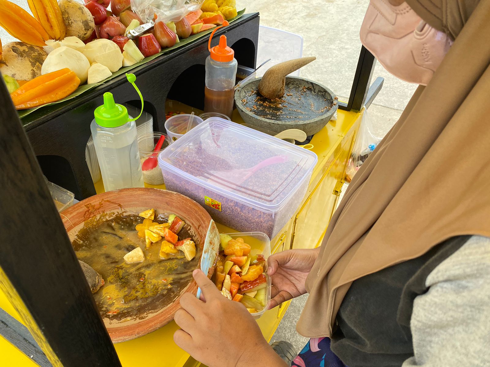 Cicipi “Rujaanyok”, Rujak Buah dengan Sambal Petis di Pontianak yang Bikin Nagih