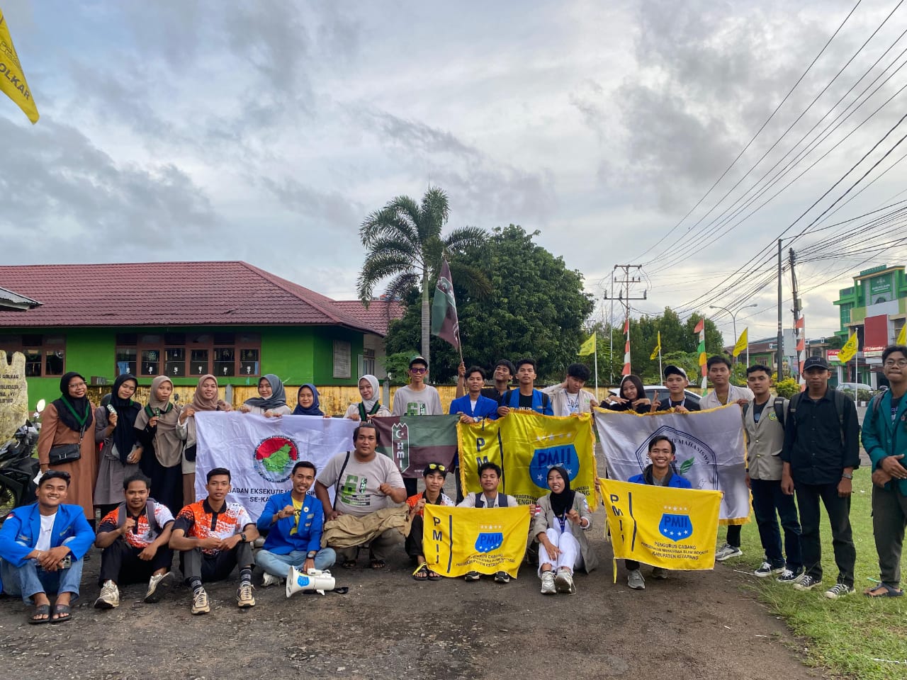 Aliansi Mahasiswa Ketapang Gelar Aksi Galang Dana Warga Desa Sukabangun