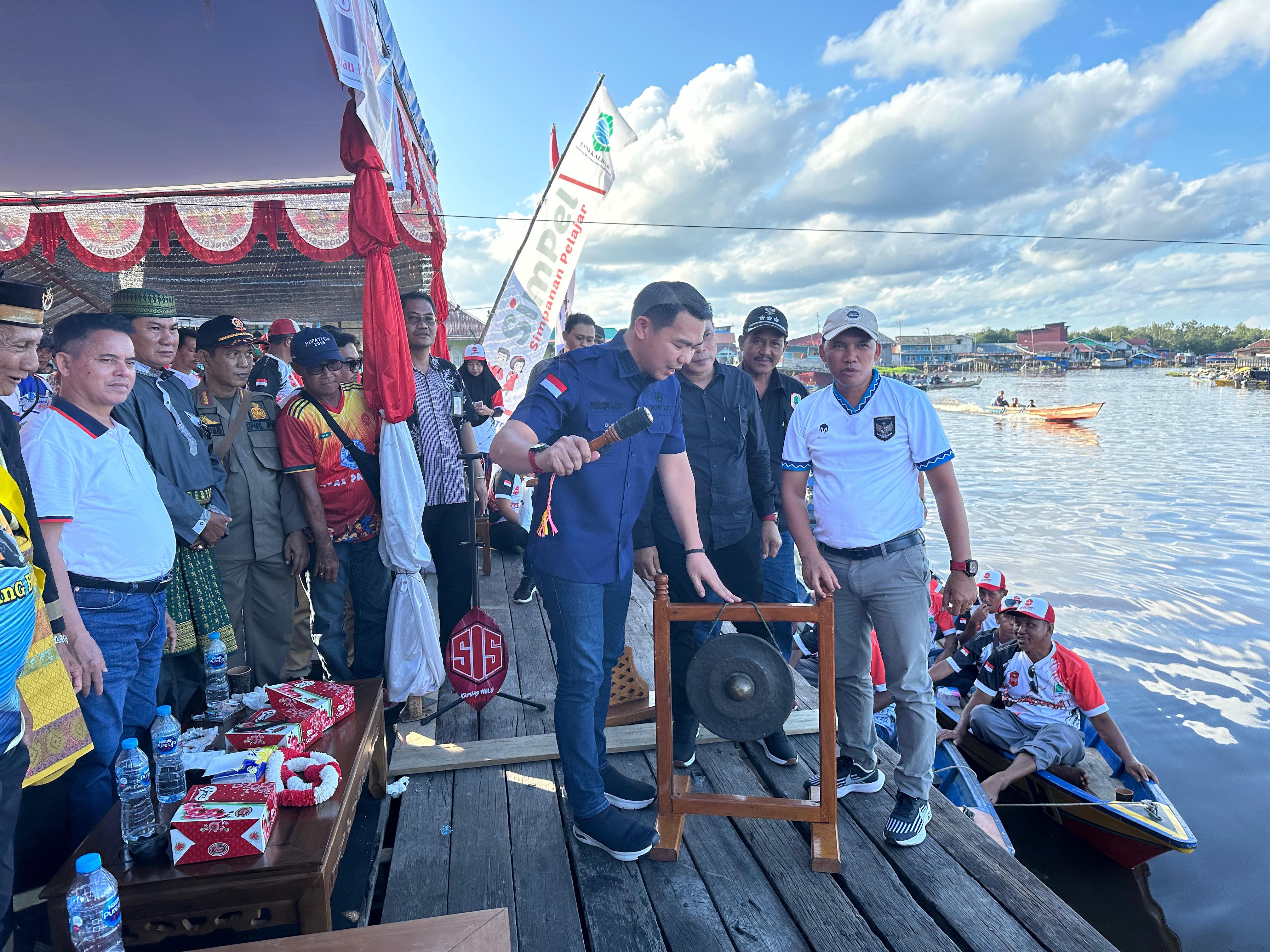 Bupati Kapuas Hulu Tutup Lomba Sampan Bidar Tradisional Bupati Cup di Selimbau