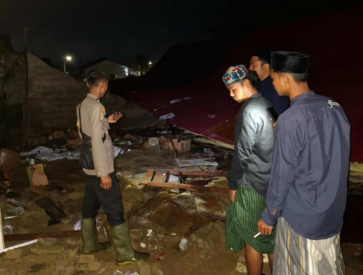 Cuaca Ekstrem, Bangunan Ponpes Al-Mansyur Islamic di Kubu Raya Ambruk