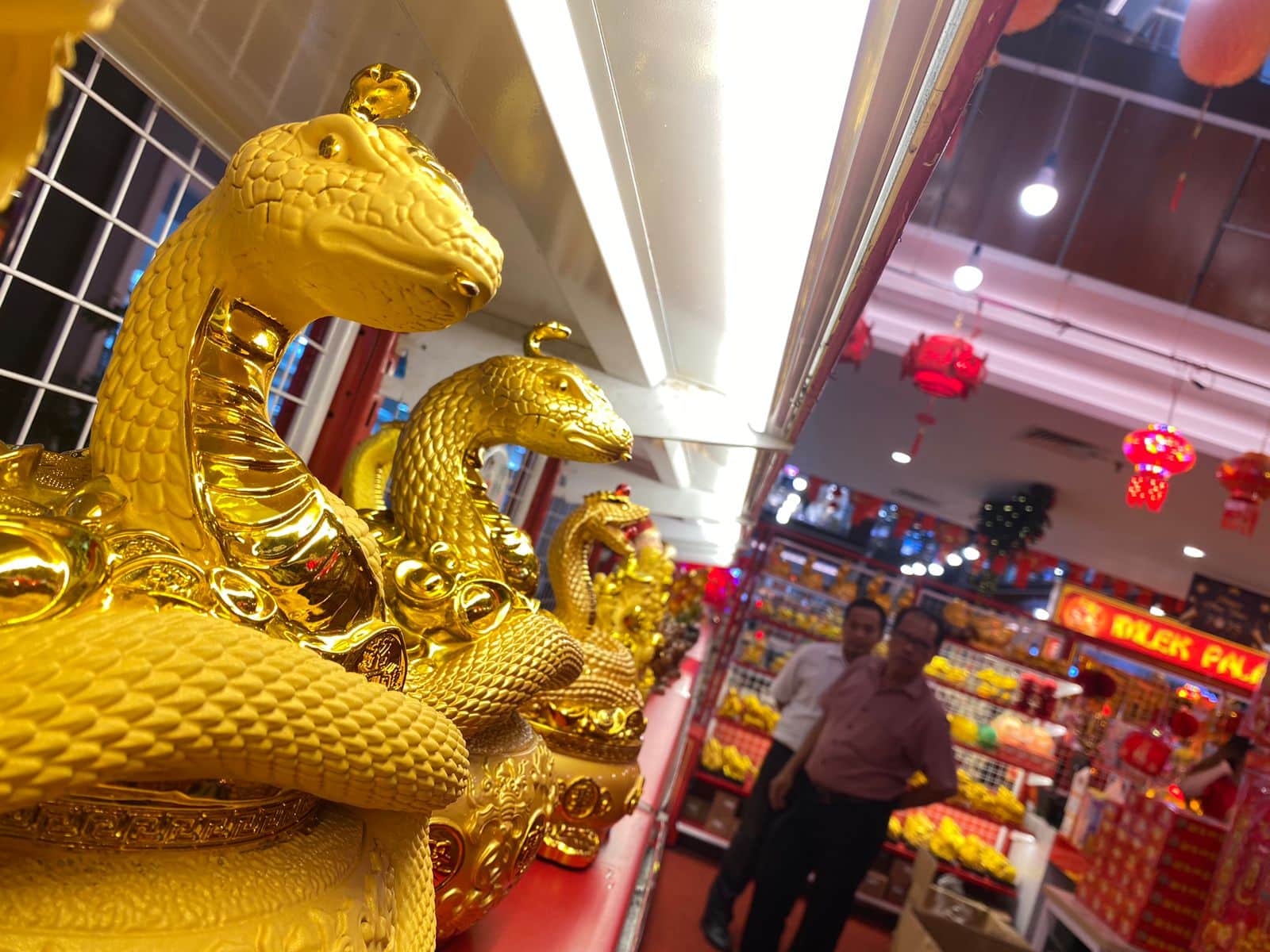 Warga Tionghoa Mulai Berburu Pernak-pernik Khas Imlek, Paling Laris Giok Shio dan Angpao