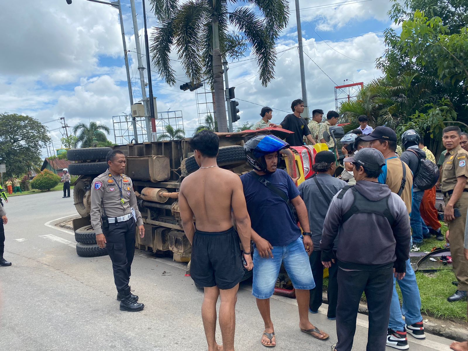 Truk Rem Blong Tabrak Tiga Sepeda Motor di Kubu Raya, Dua Korban Luka Serius