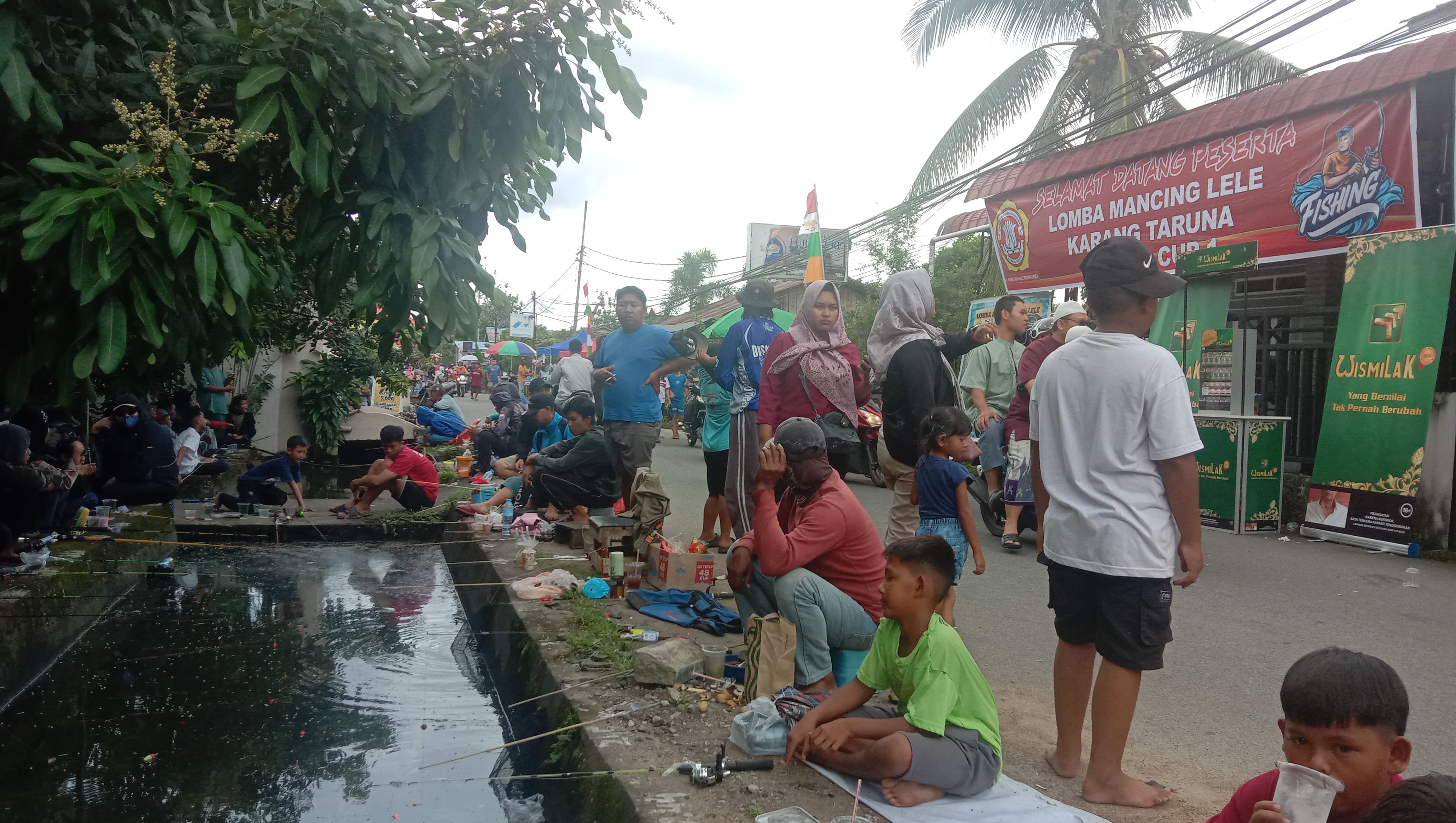 Warga Pontianak Habiskan Akhir Pekan dengan Ikut Lomba Mancing Dalam Parit