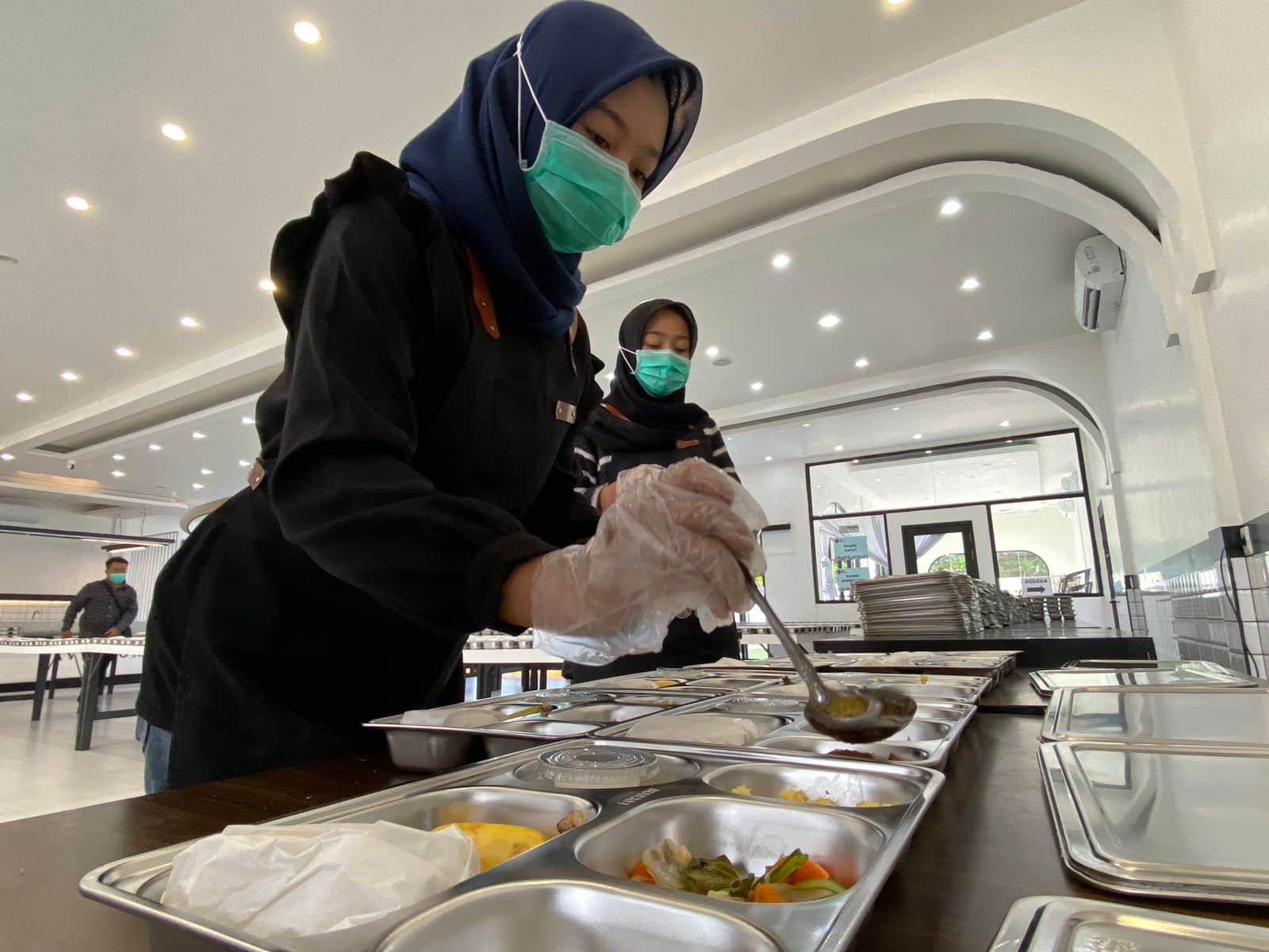 Mengintip Kesibukan Hari Pertama Dapur SPPG di Pontianak