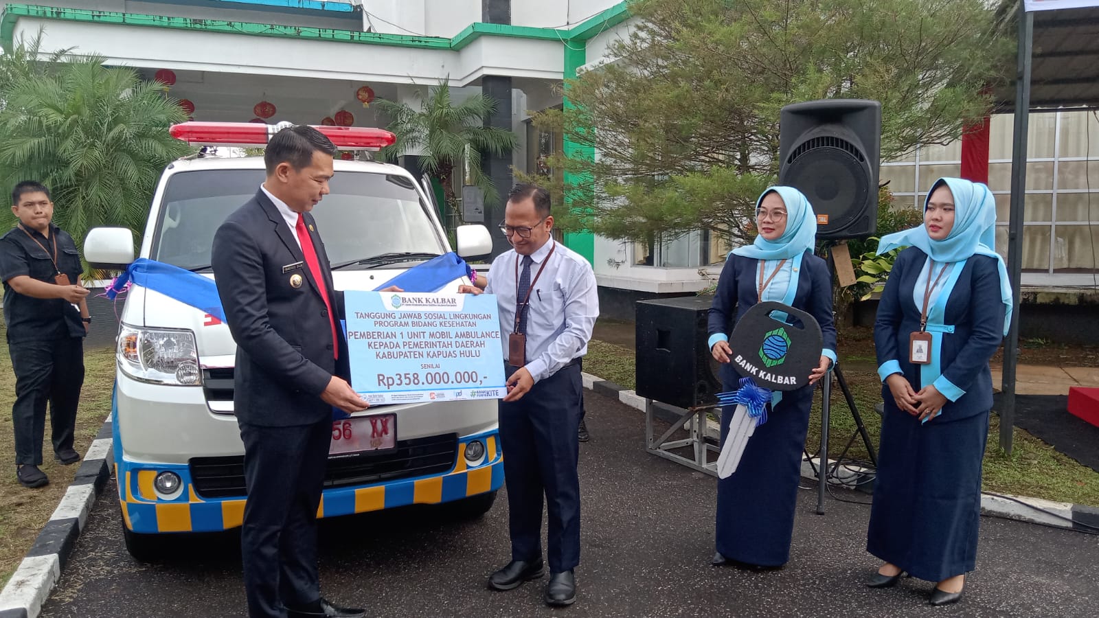 Bupati Kapuas Hulu Terima CSR Mobil Ambulance dari Bank Kalbar Cabang Putussibau