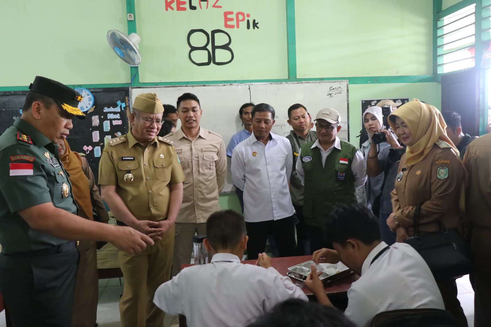 Kepala BPKP Kalbar Dampingi Pj Gubernur Tinjau Hari Pertama Program Makan Bergizi Gratis