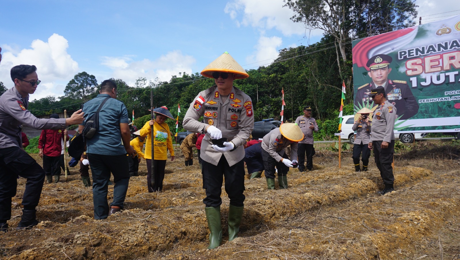 Dukung Asta Cita Presiden Prabowo, Polres Kapuas Hulu Tanam Jagung Serentak di Lahan Seluas 14,81 Hektare