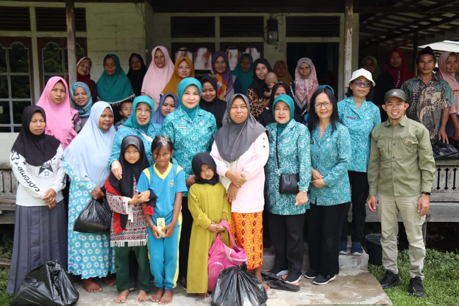 Melintasi Jalur Sungai, Windy Serahkan Bantuan Dalam Rangka HUT ke-68 Pemprov Kalbar