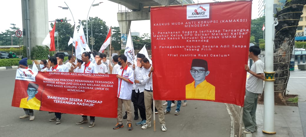 Kamaksi Gelar Aksi Teatrikal di Depan Mabes Polri, Desak Percepat Penahanan Tersangka Mashur