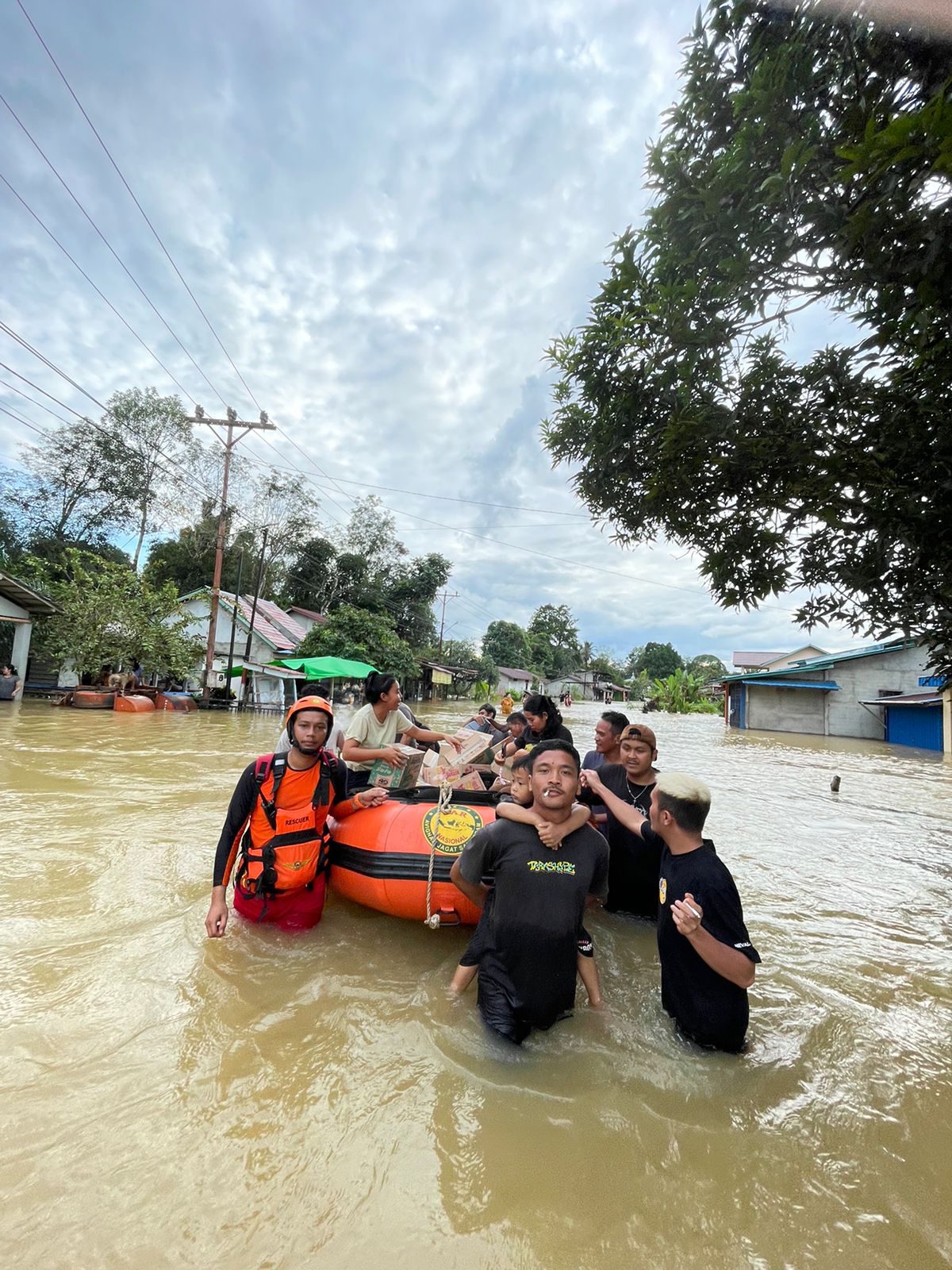 Tim SAR Gabungan Evakuasi Ibu Hamil dari Banjir di Kabupaten Landak