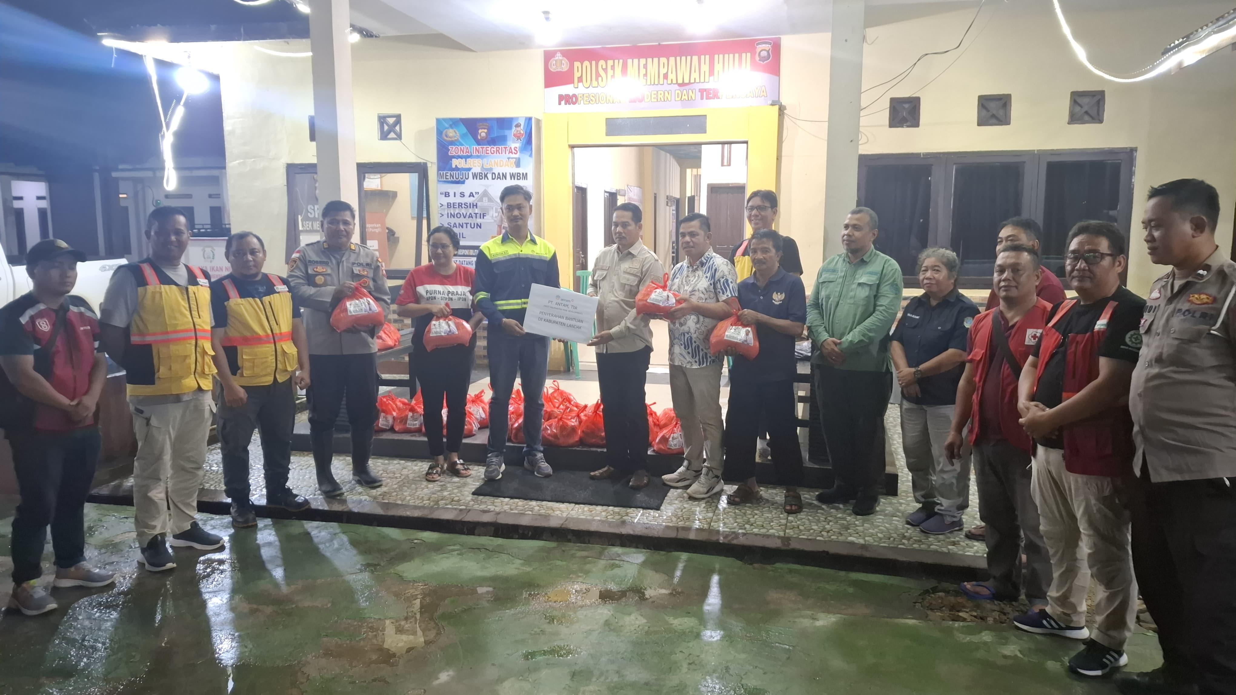 Bantu Masyarakat Terdampak Banjir Antam UBPB Kalbar Turunkan Tim ERG ke Landak