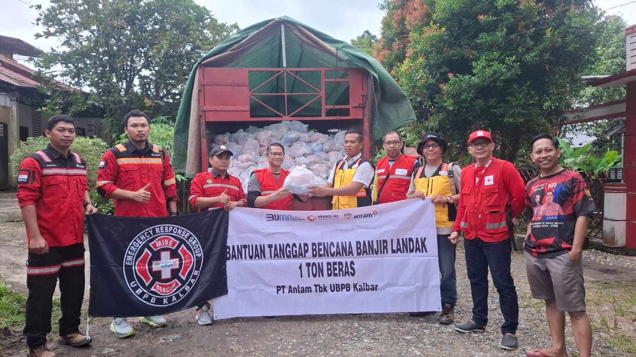 PT Antam Salurkan Bantuan untuk Bayi Terdampak Banjir di Landak