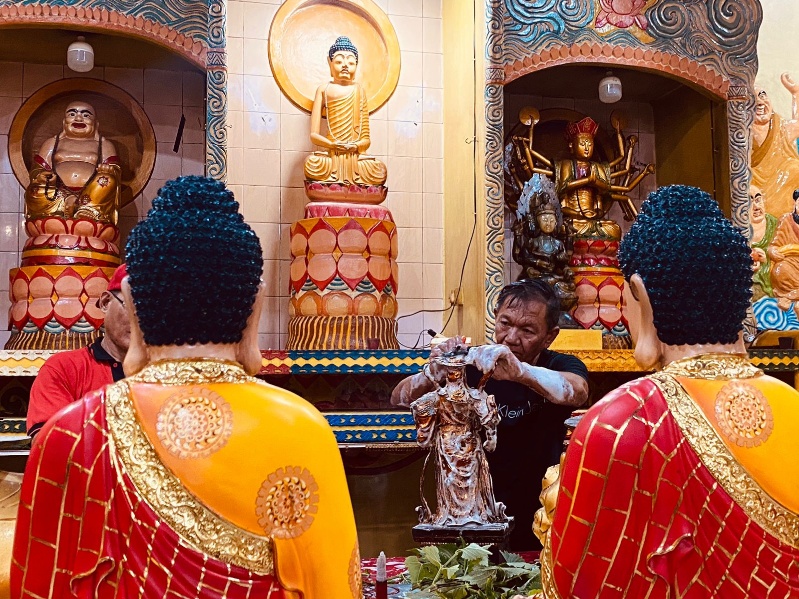 Sambut Imlek, Puluhan Patung di Vihara Paticca Samuppada Dimandikan