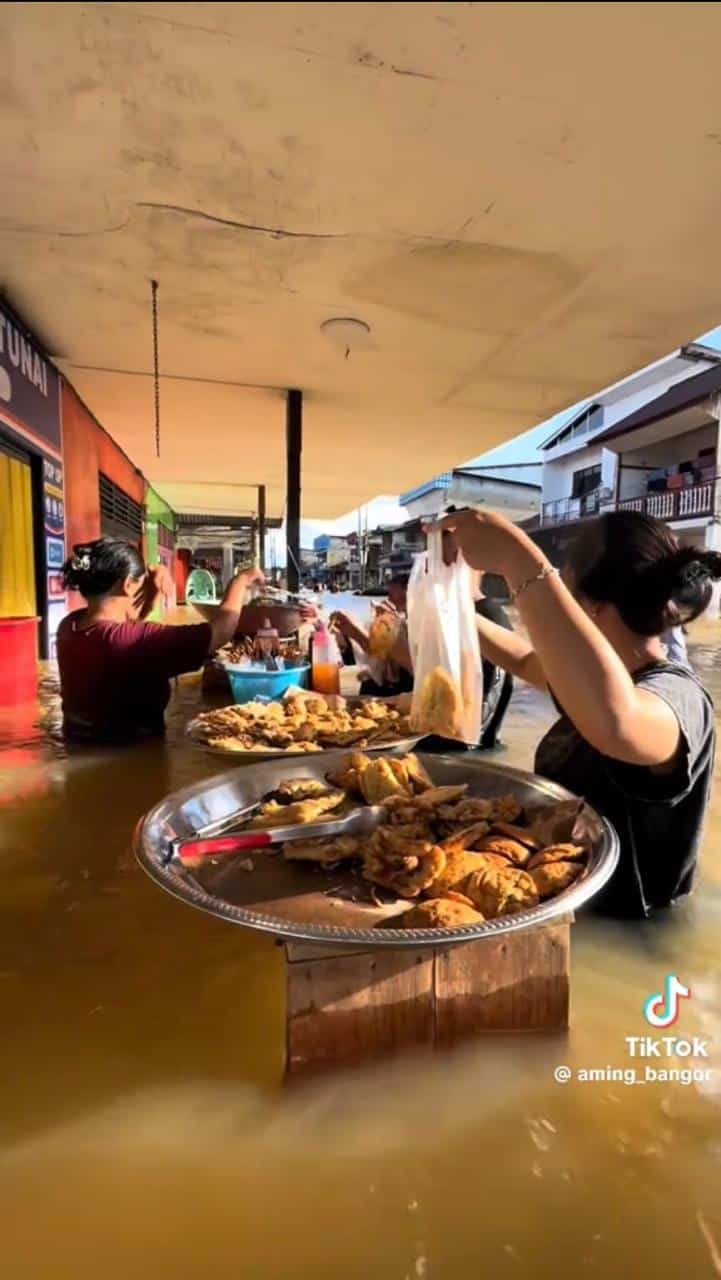 Viral! Warga di Landak Tetap Santuy Jualan Gorengan di Saat Banjir Setinggi Dada Orang Dewasa