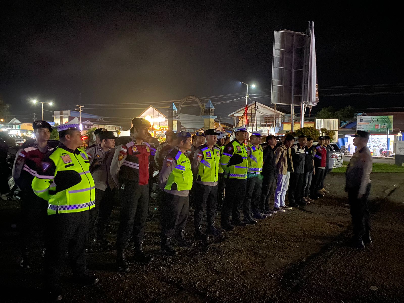 Kabag OPS Polres Kapuas Hulu Pimpin Pengamanan Acara Isra Mikraj di Masjid Agung Darunnajah Putussibau