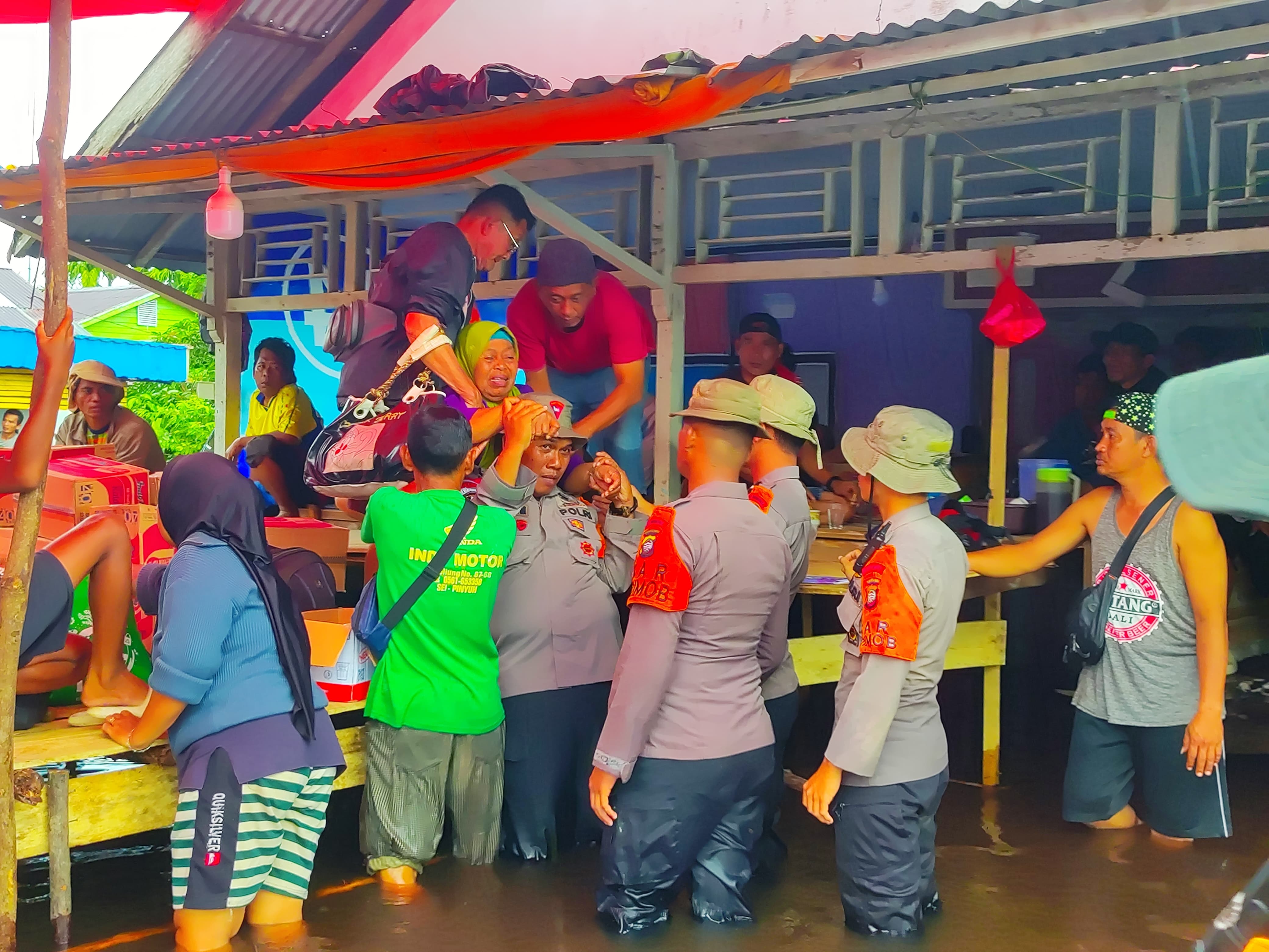 Polda Kalbar Beri Bantuan kepada Anggota Polri yang Terdampak Musibah Banjir di Mempawah