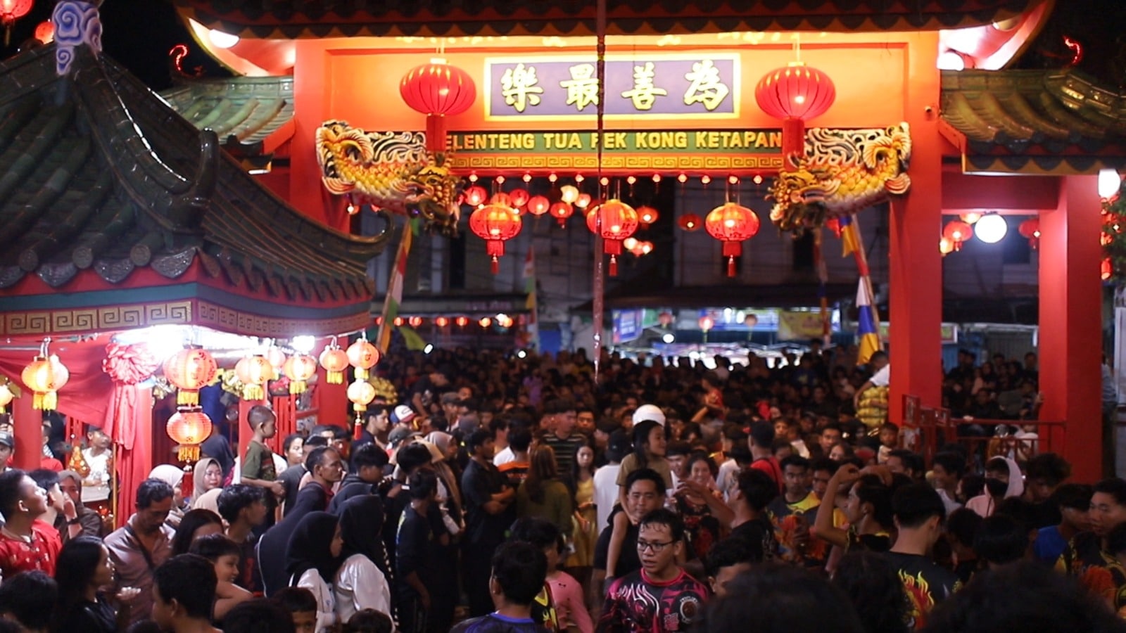 Malam Imlek 2576, Ratusan Umat Tionghoa Beribadah di Kelenteng Tua Pek Kong Ketapang