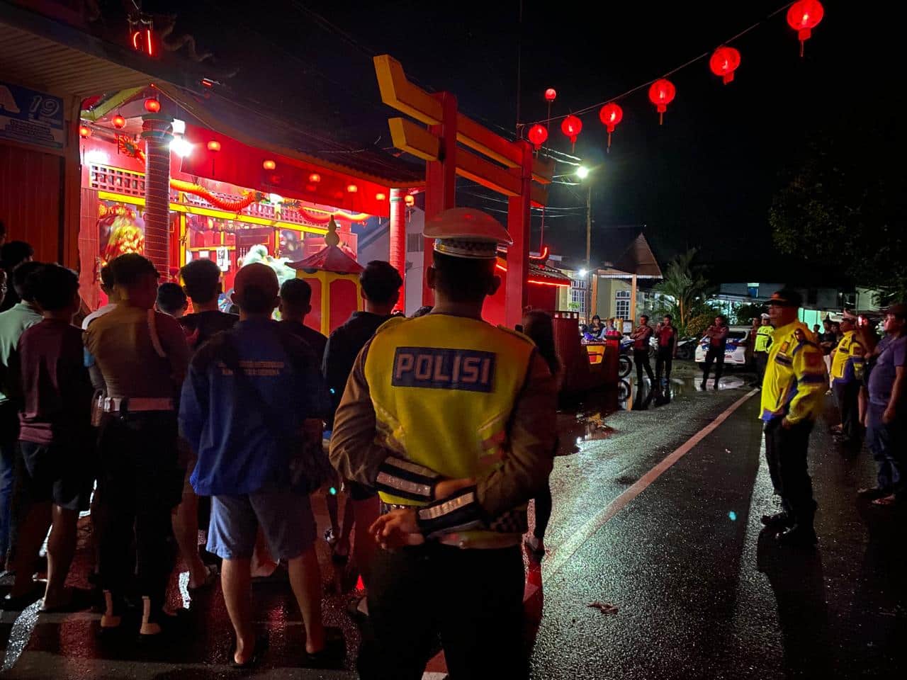 Malam Perayaan Imlek 2576, AKP Dony Pimpin Giat Pengamanan di Klenteng Foek Te Tche Putussibau